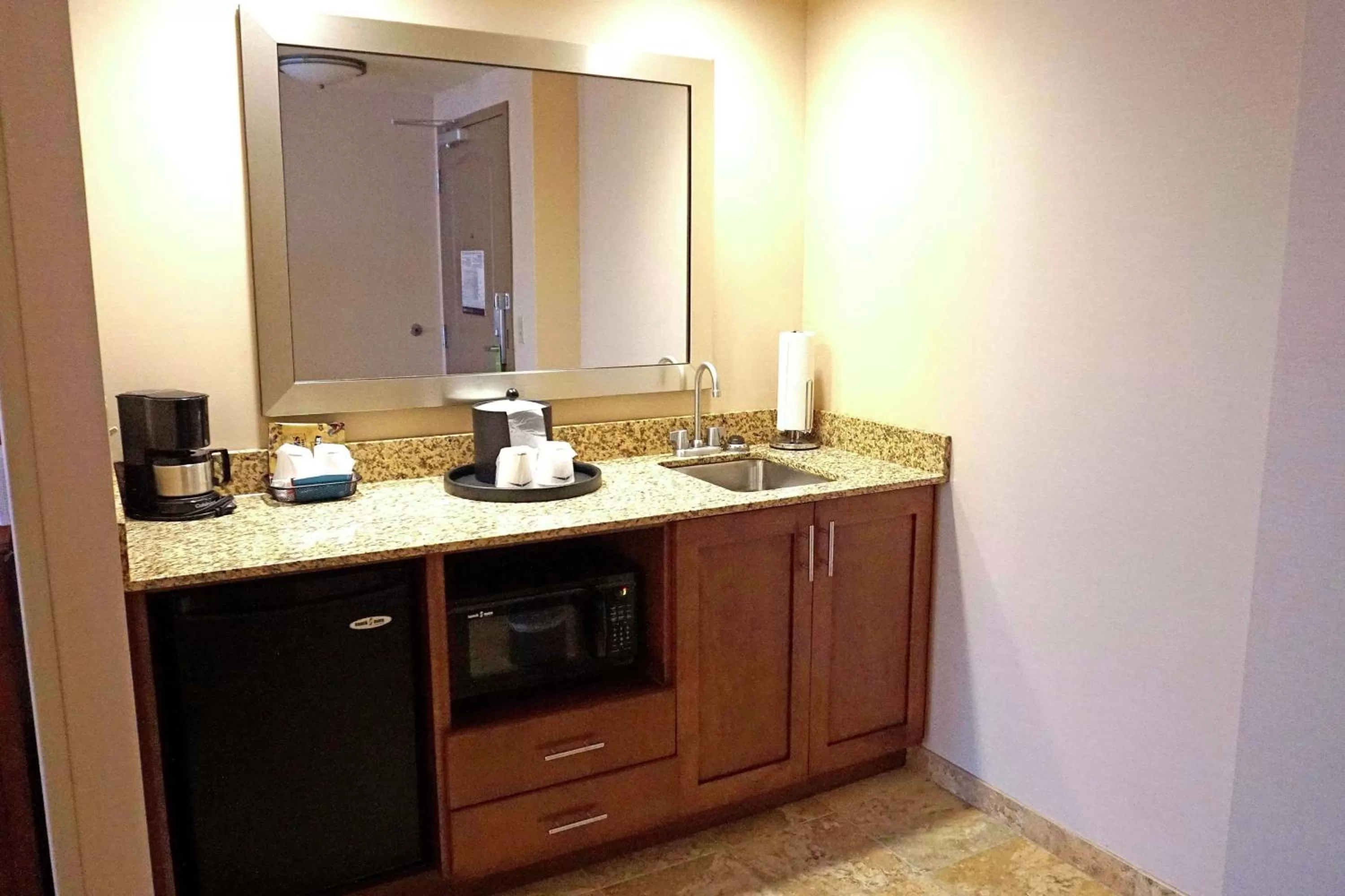 Kitchen or kitchenette in Hampton Inn Waynesburg