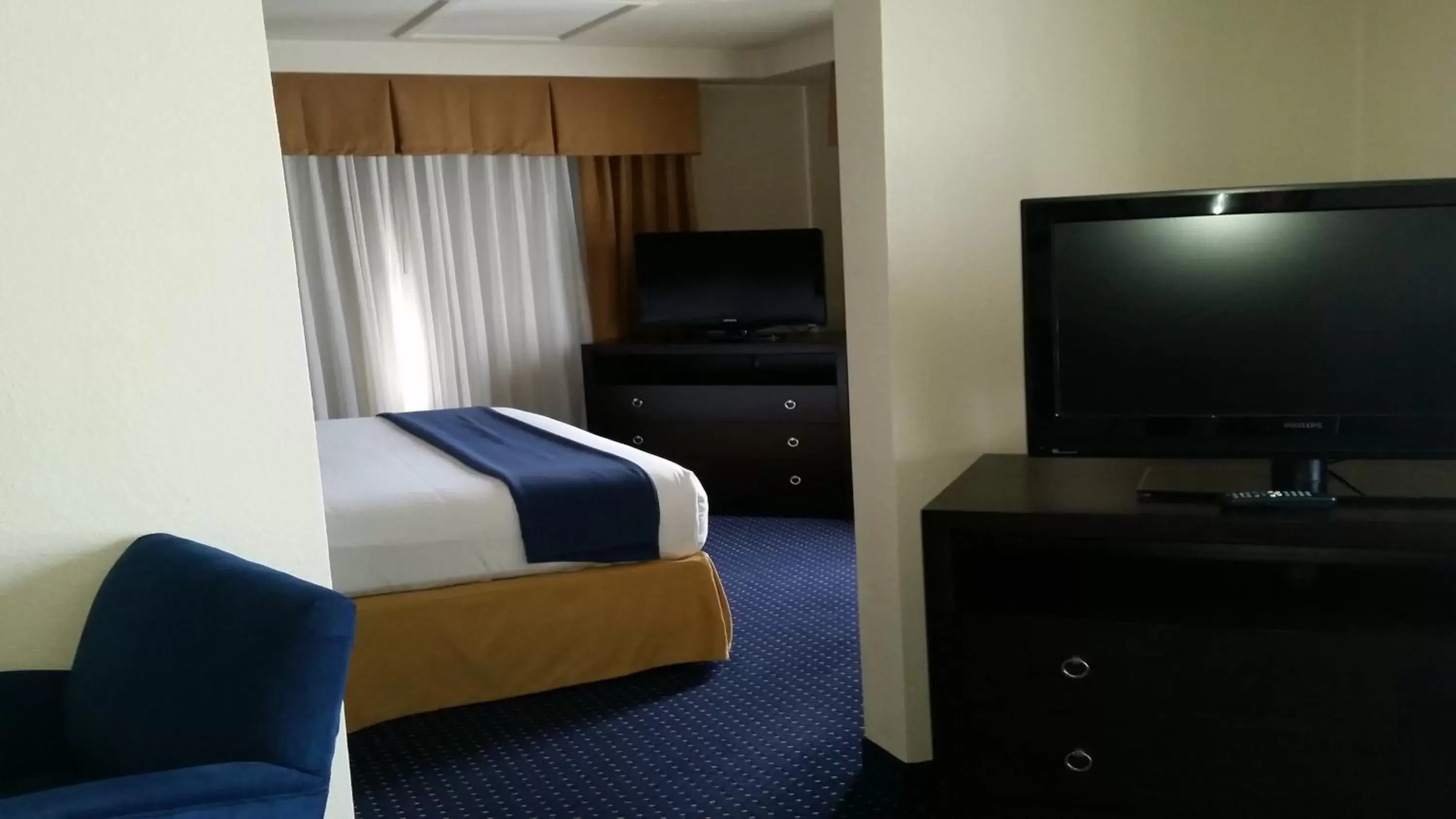 Photo of the whole room, TV/Entertainment Center in Holiday Inn Express & Suites New Buffalo, MI, an IHG Hotel