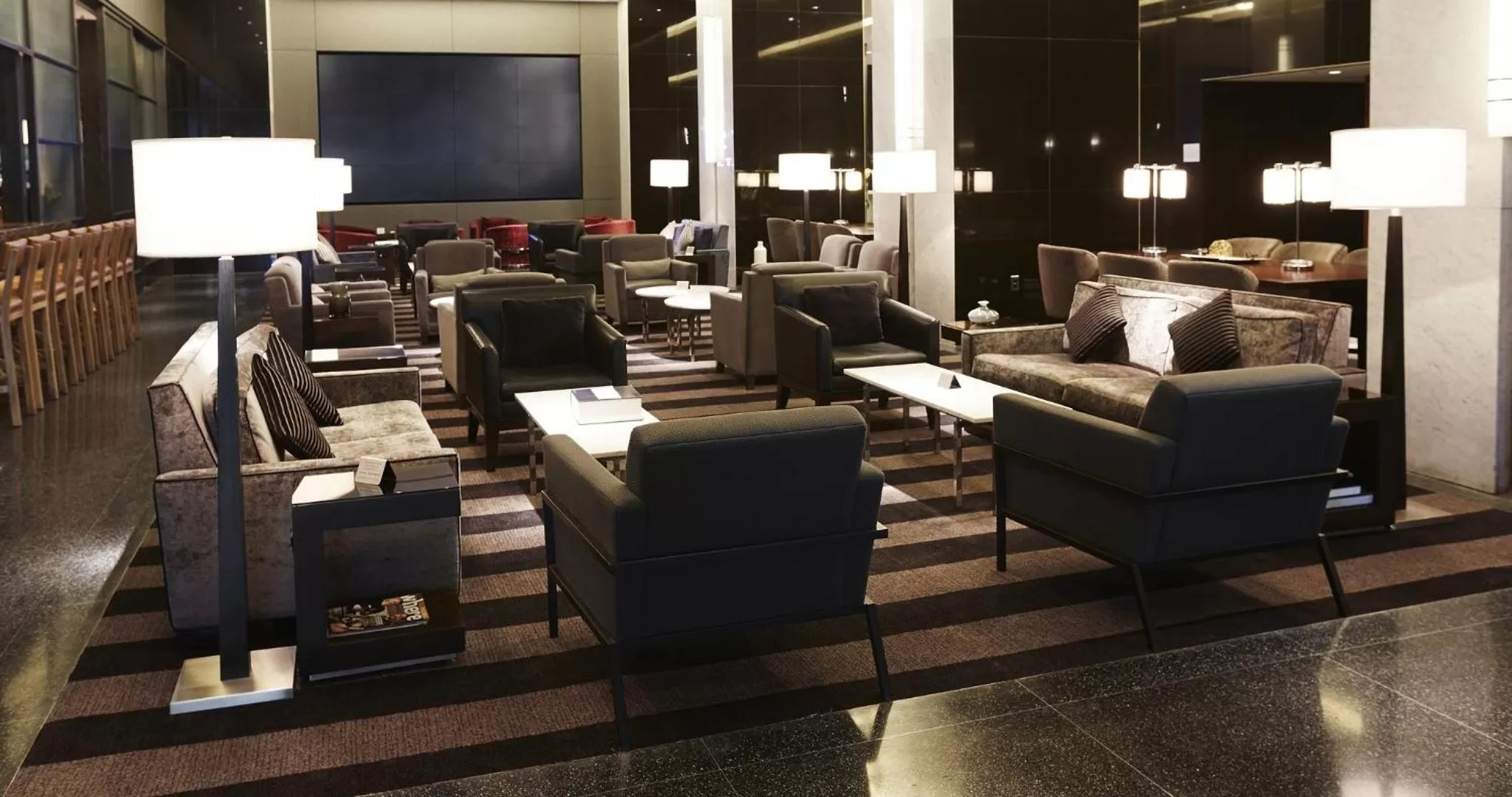 Lounge or bar in Loews Philadelphia Hotel