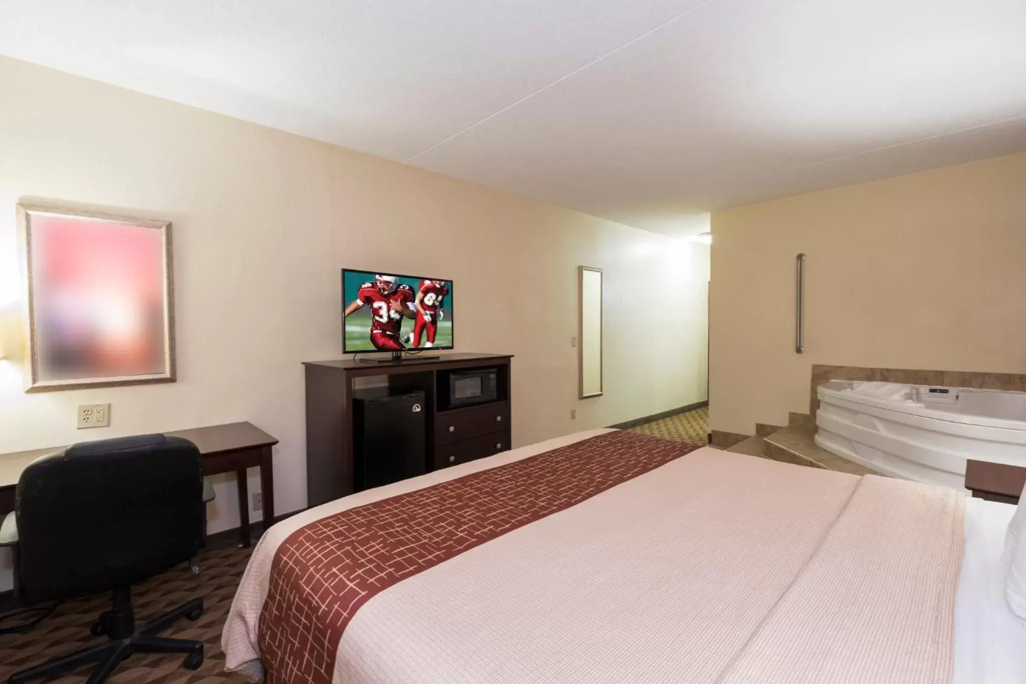 Photo of the whole room, Bed in Red Roof Inn & Suites Cincinnati North-Mason