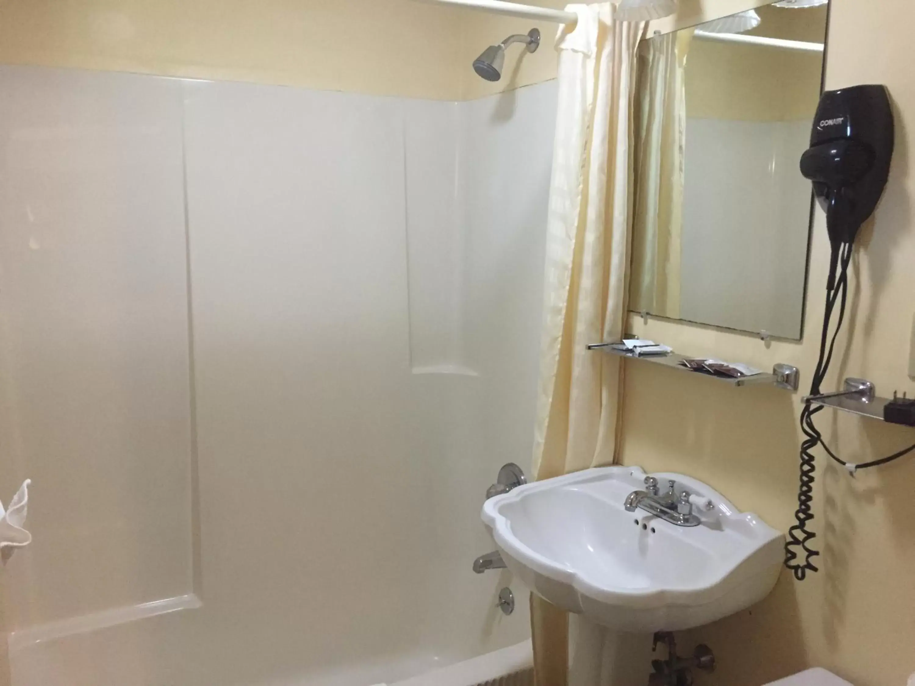 Shower, Bathroom in Briarcliff Motel
