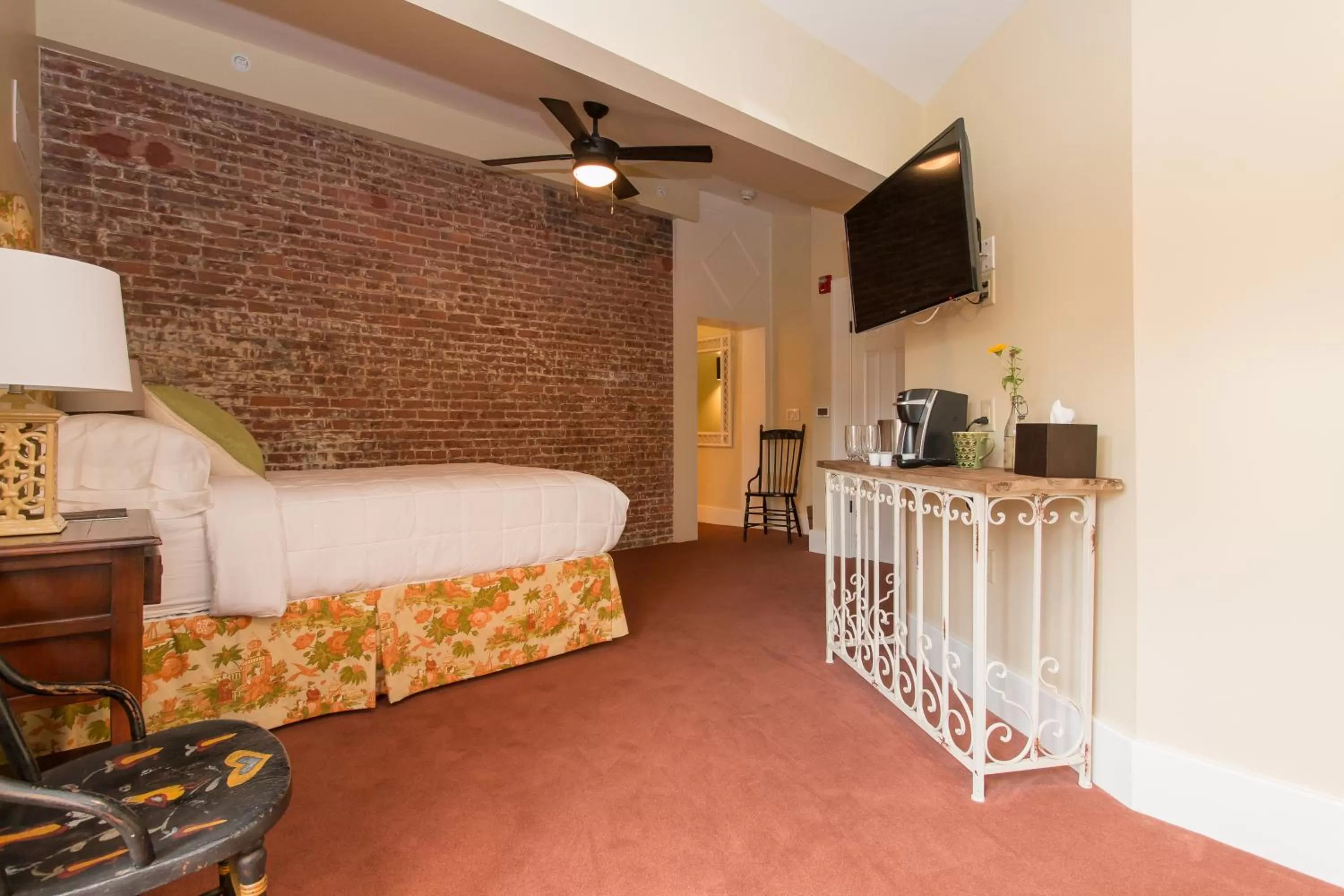 Photo of the whole room, Bed in Hotel Broad Ripple