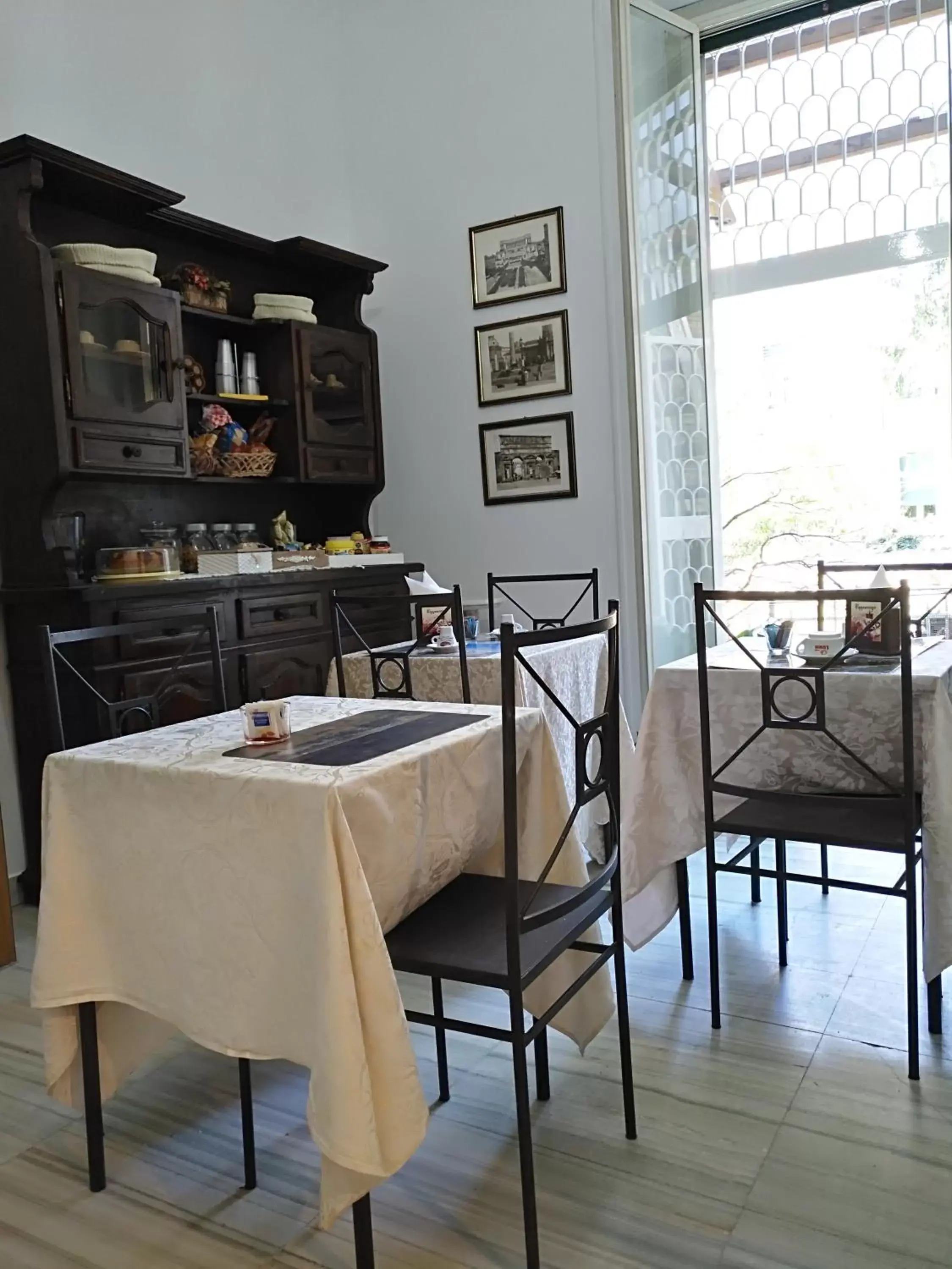 Communal kitchen, Restaurant/Places to Eat in Tucci's Roma Guest House