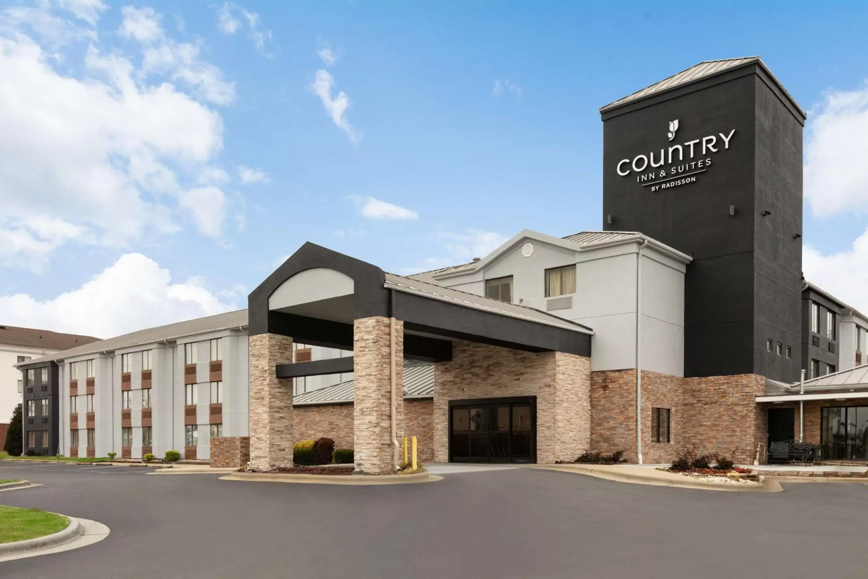 Property building in Country Inn & Suites by Radisson, Roanoke Rapids, NC