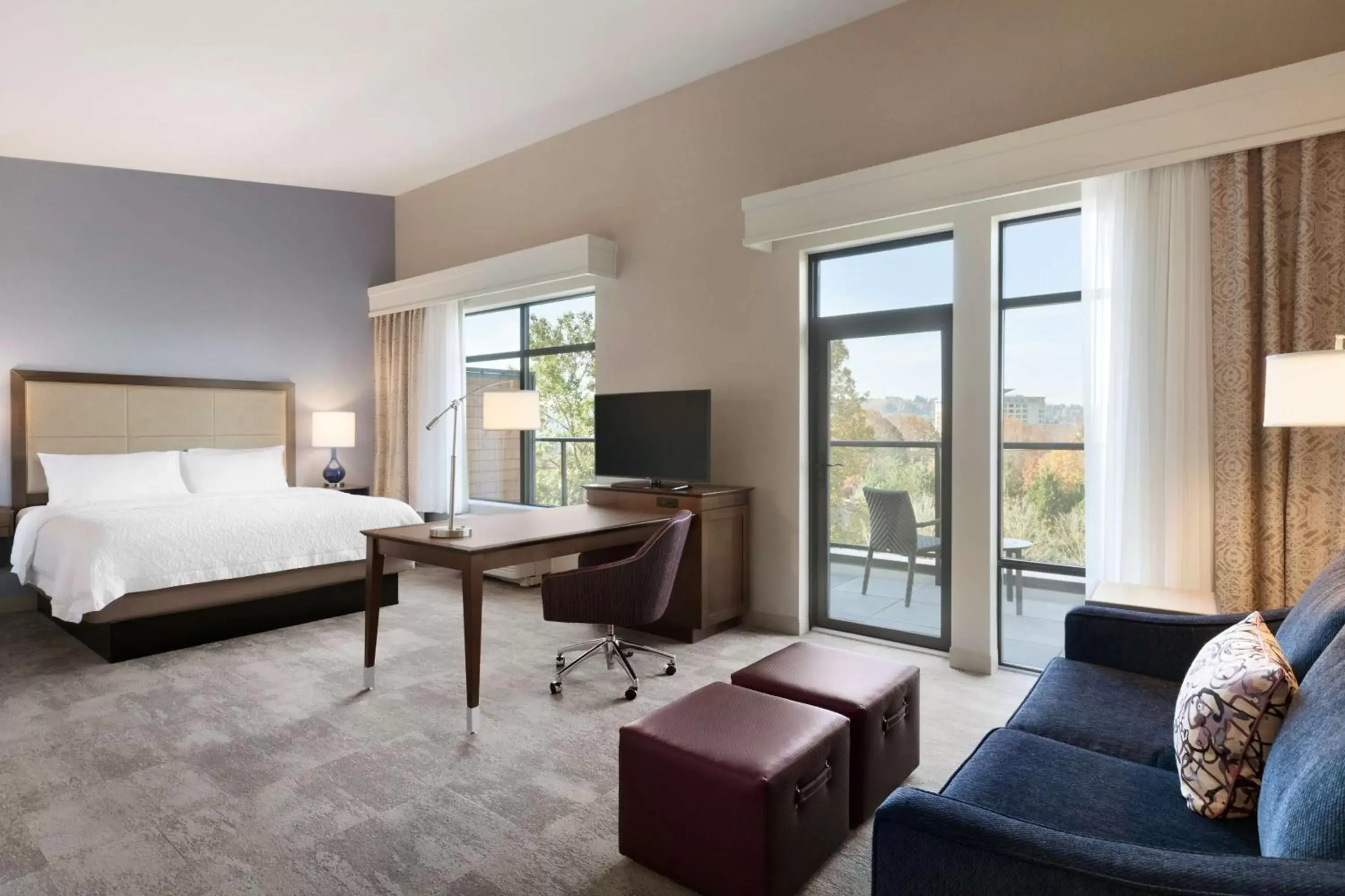 Bedroom, Seating Area in Hampton Inn & Suites Seattle/Renton, Wa