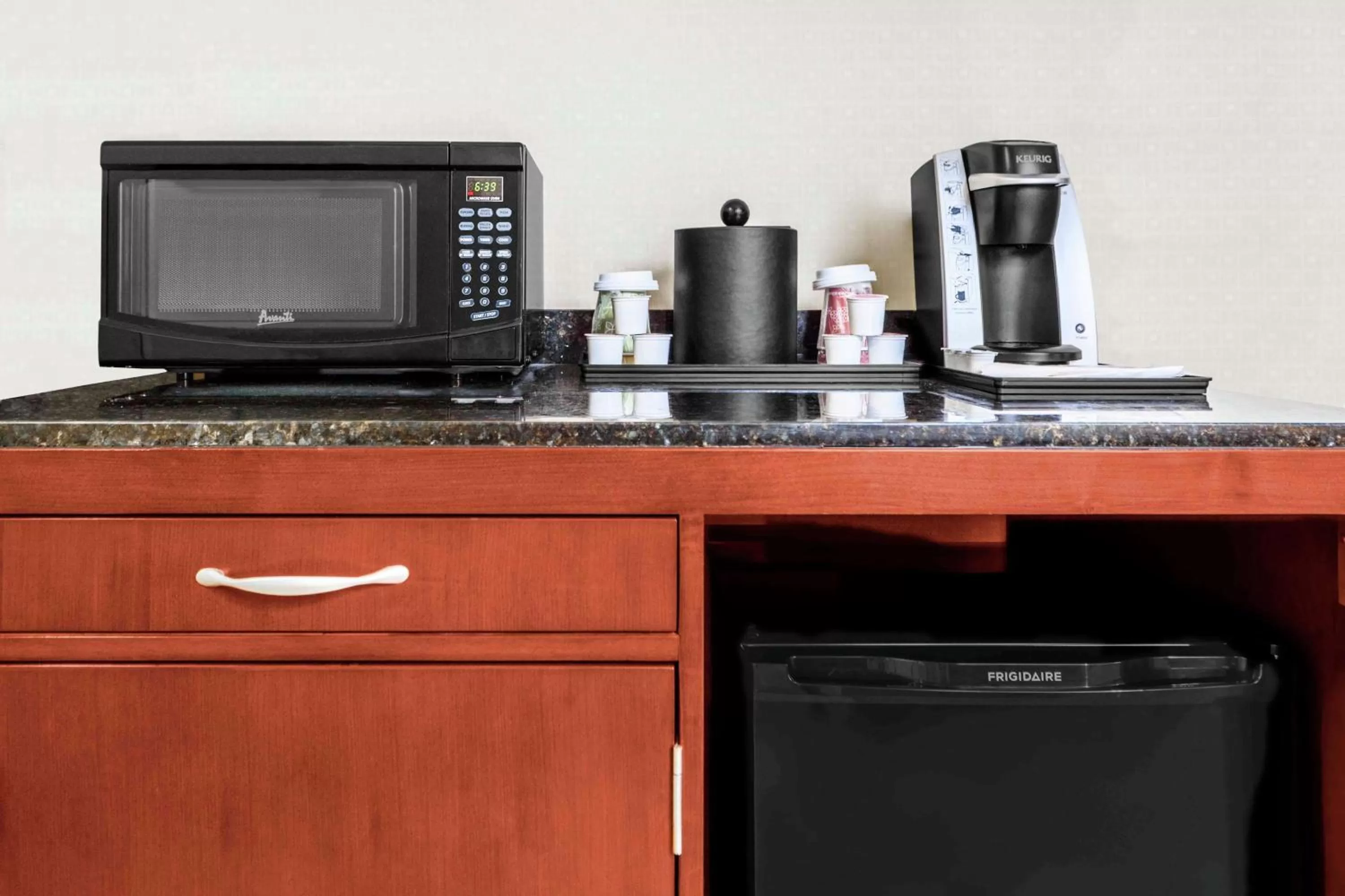 Kitchen or kitchenette in Hilton Garden Inn Independence