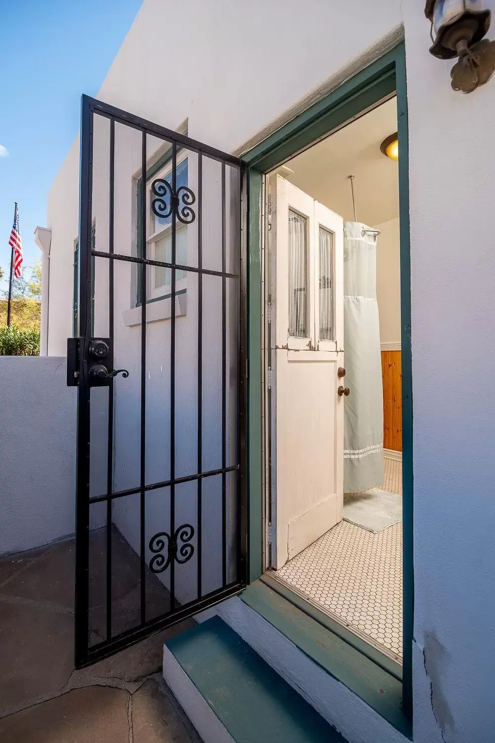 Facade/entrance in The Blenman Inn