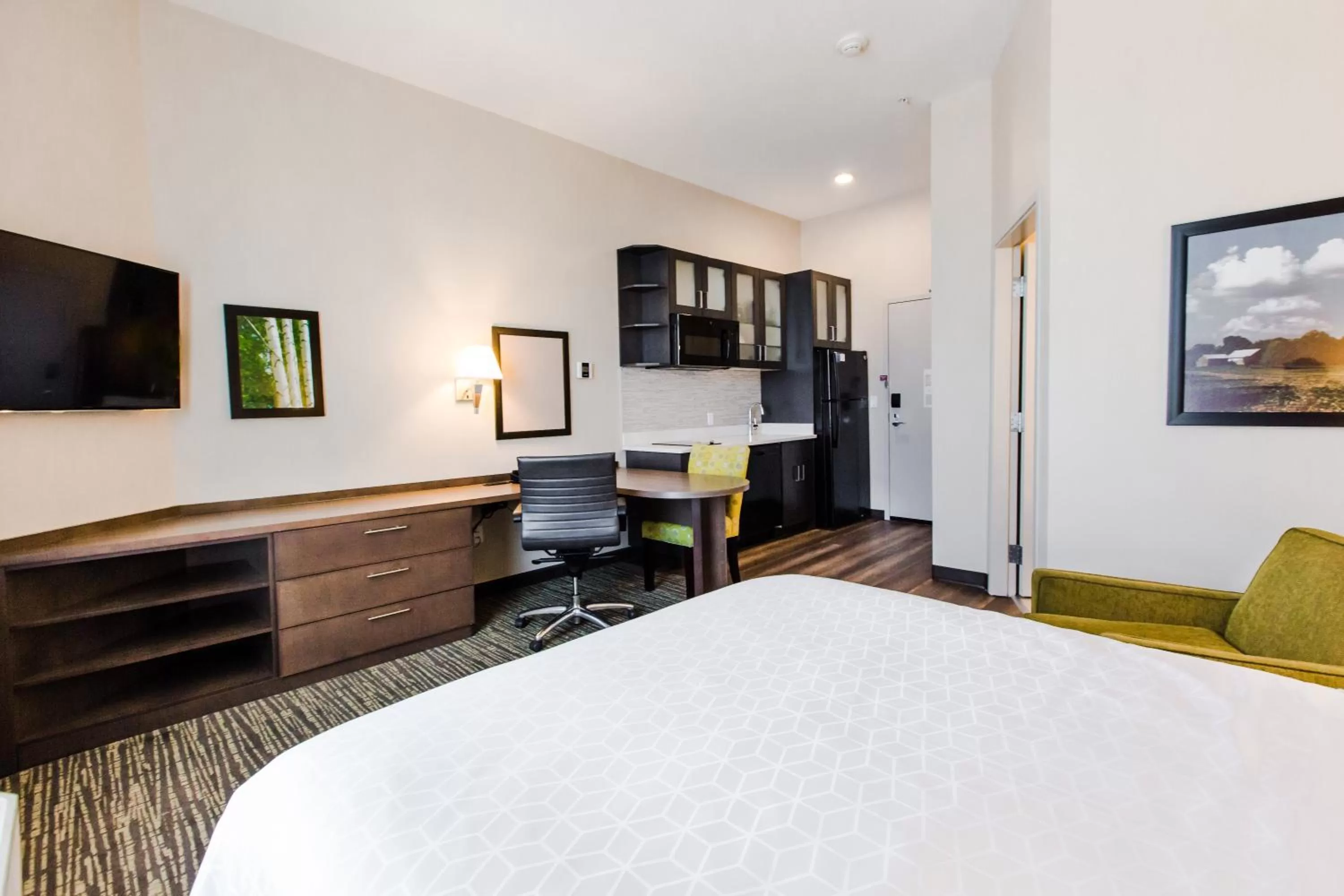 Photo of the whole room, Bed in Candlewood Suites West Edmonton - Mall Area by IHG