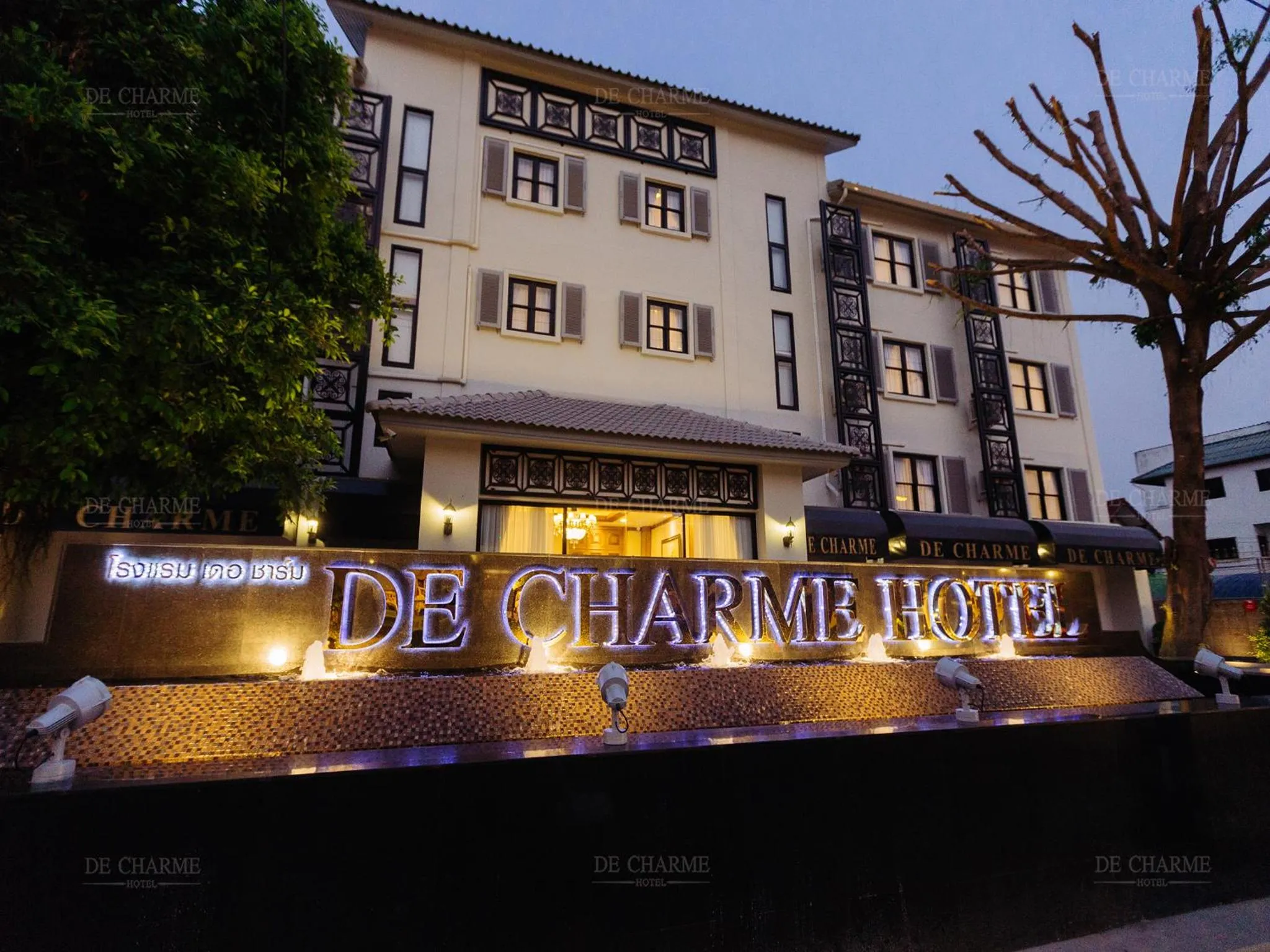 Facade/entrance in Decharme Hotel
