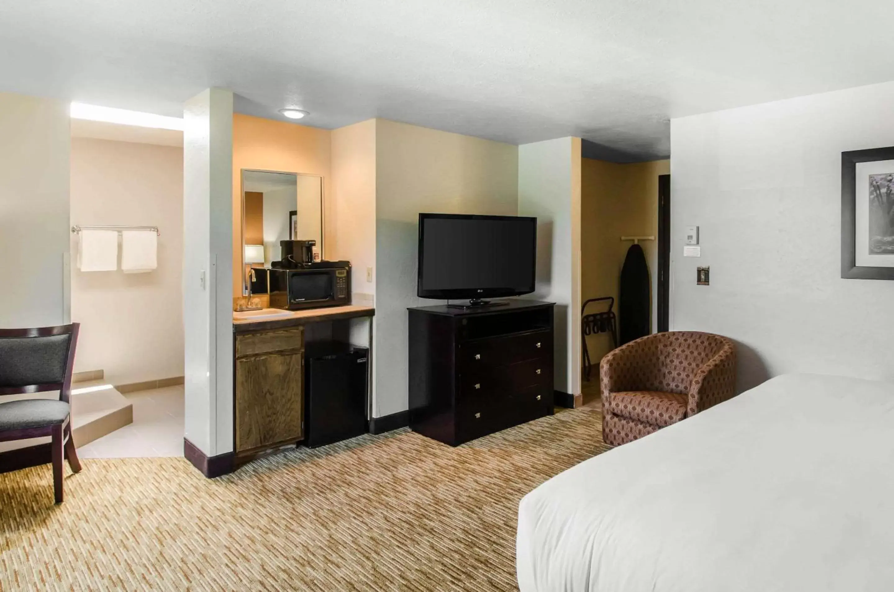 Photo of the whole room, TV/Entertainment Center in Comfort Inn & Suites Ashland