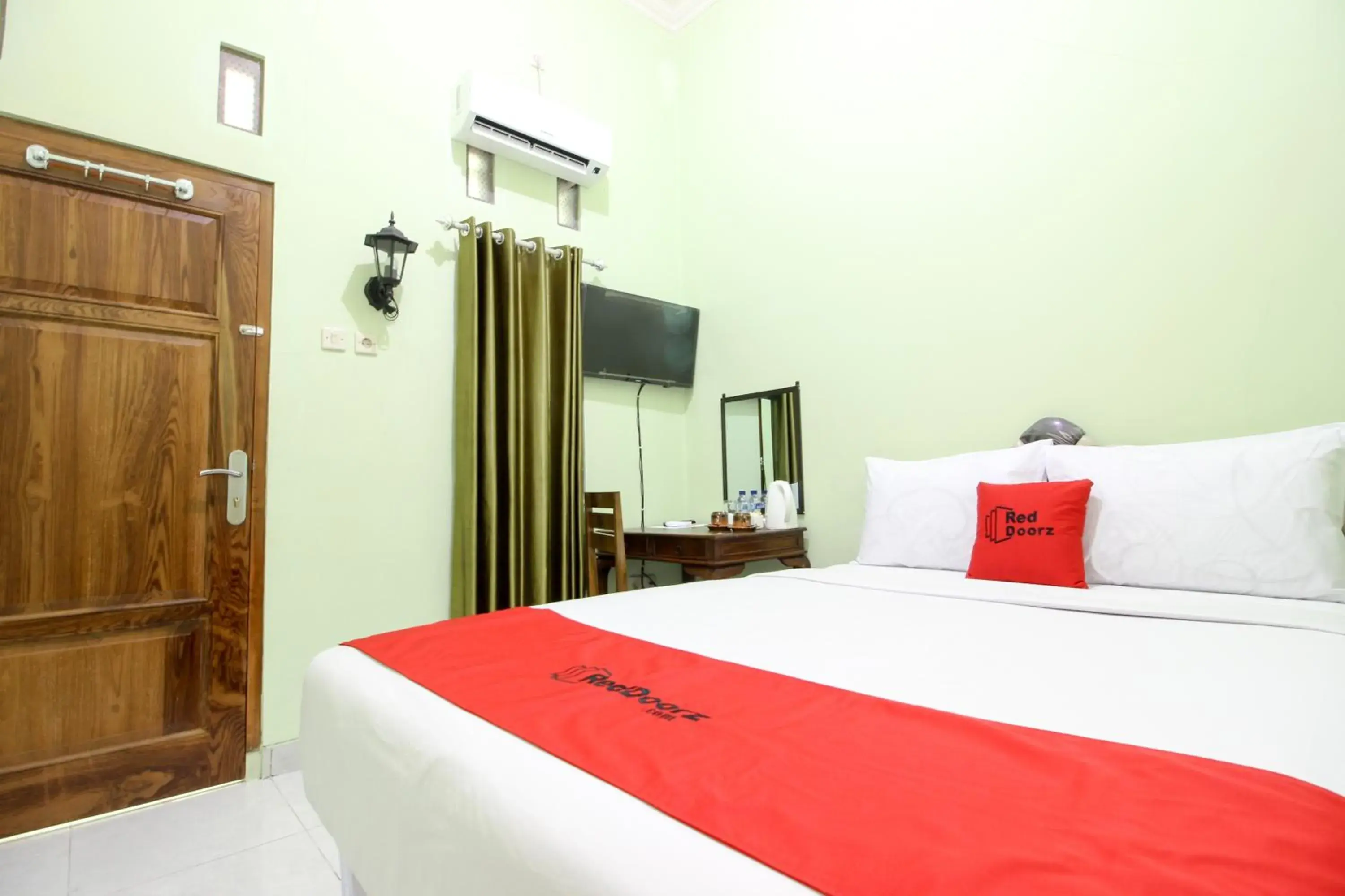 Bedroom, Bed in RedDoorz Plus near Taman Sari