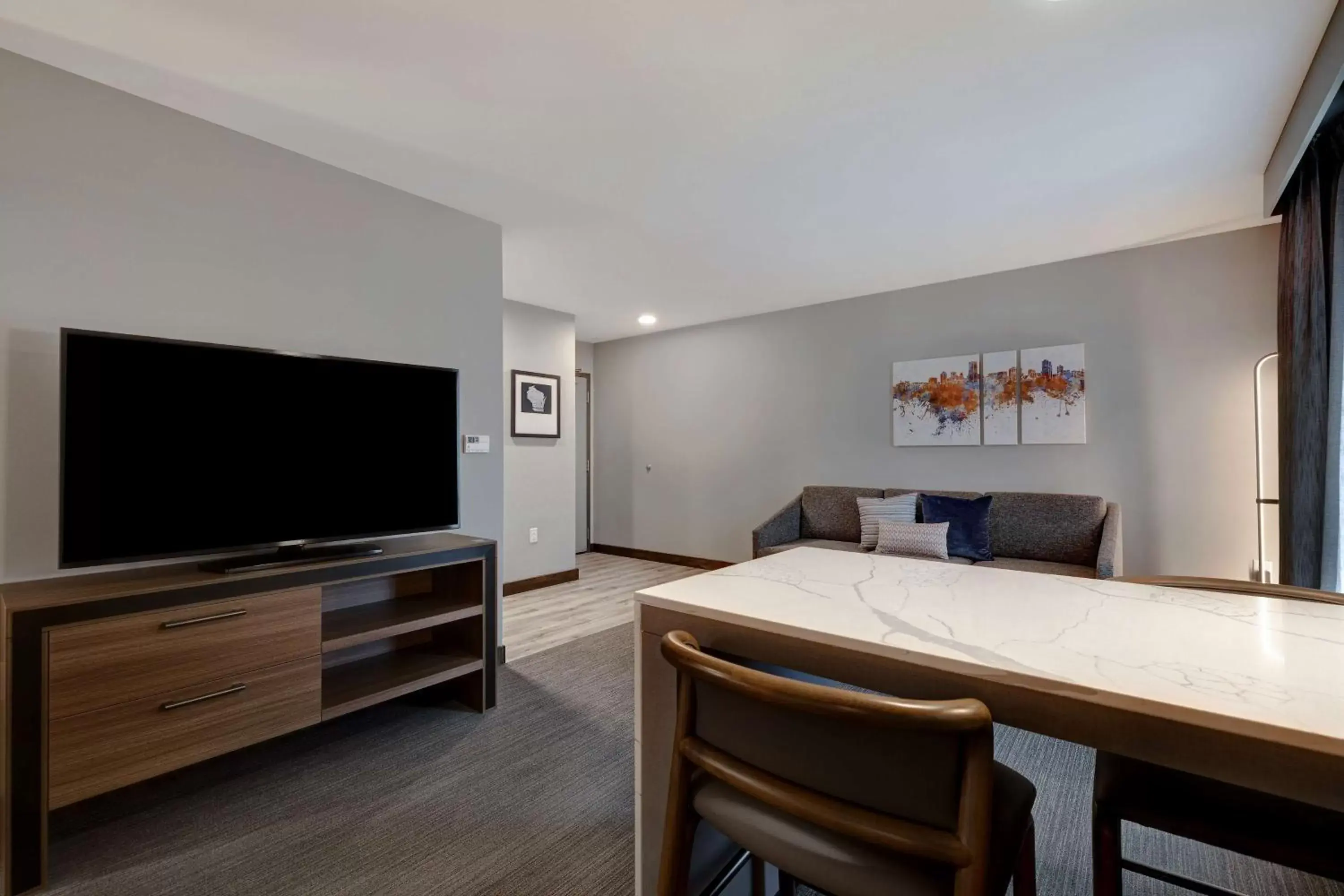 Living room, TV/Entertainment Center in Homewood Suites By Hilton Oak Creek Milwaukee