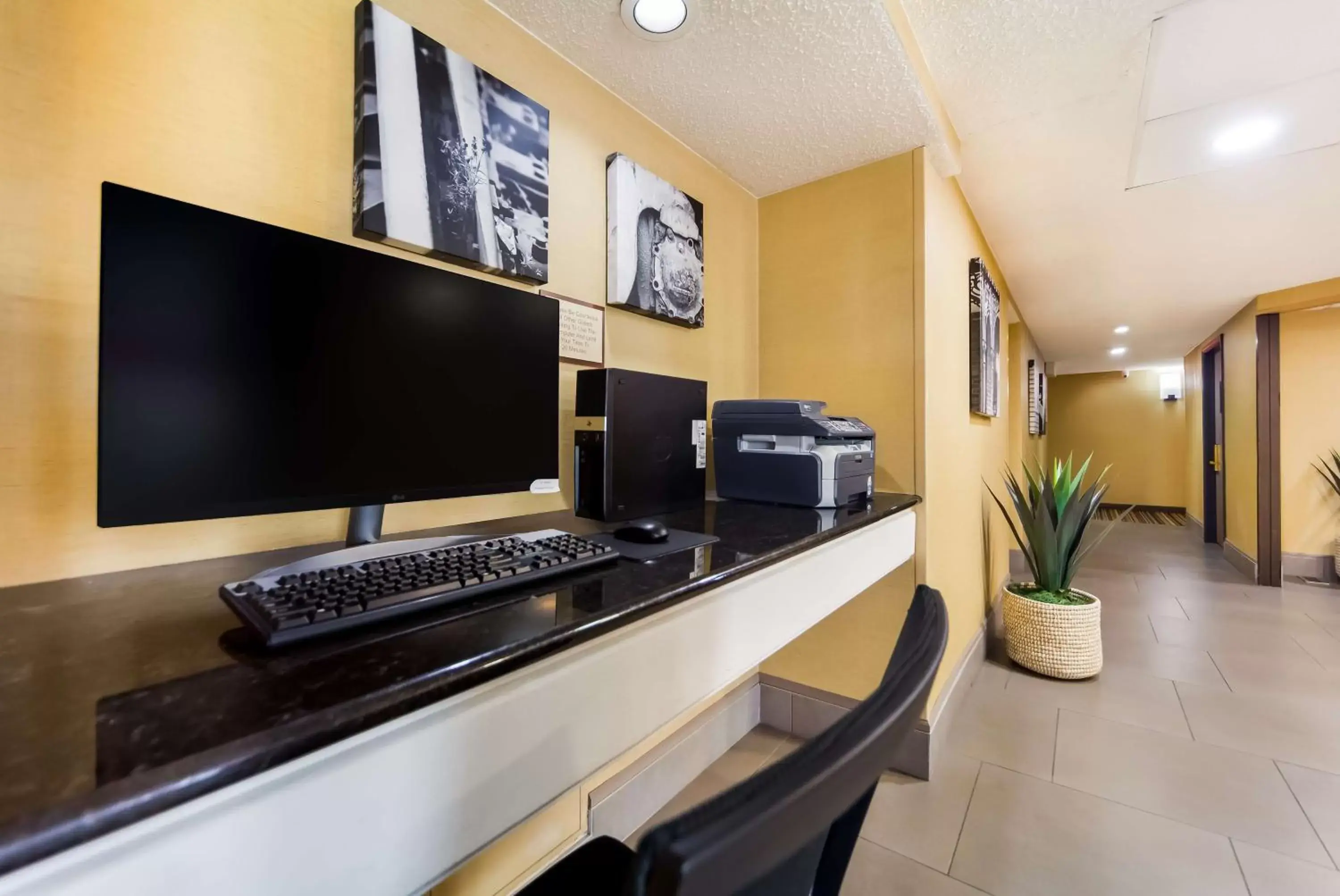 Business facilities, TV/Entertainment Center in Country Inn & Suites by Radisson, Lincoln Airport, NE