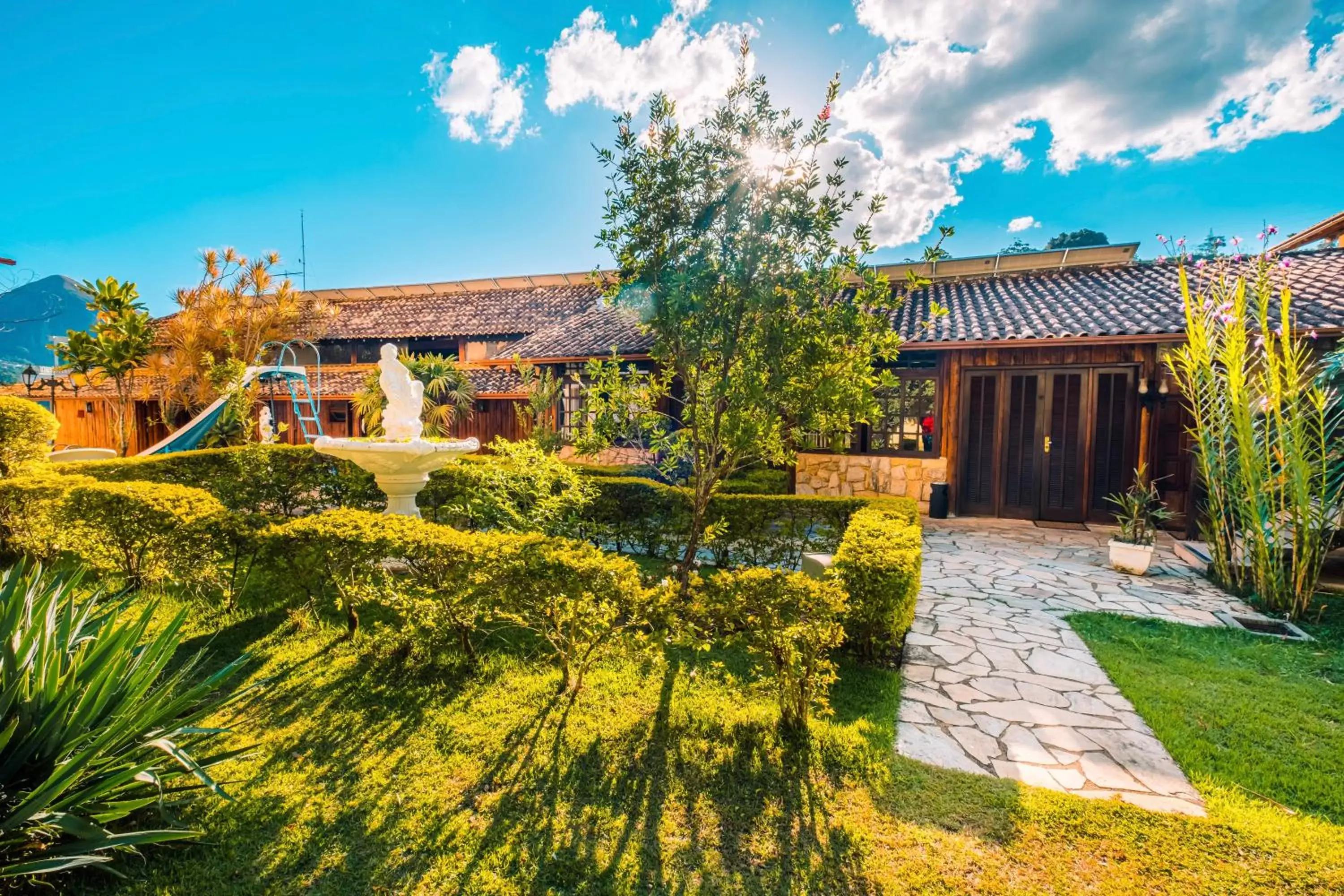 Garden, Property Building in Hotel Serra Everest