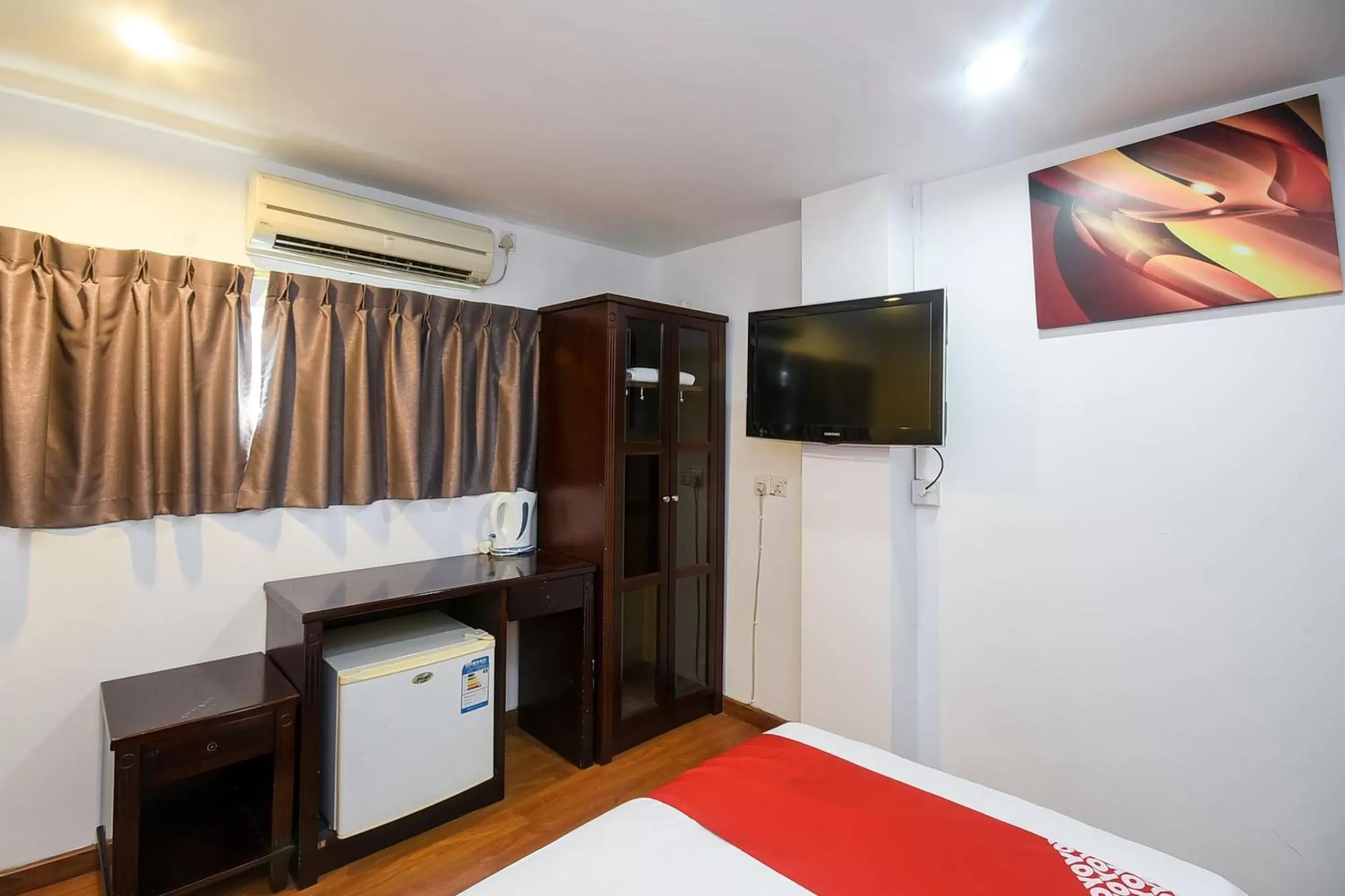 Bedroom, TV/Entertainment Center in Super OYO 976 Dragon Inn