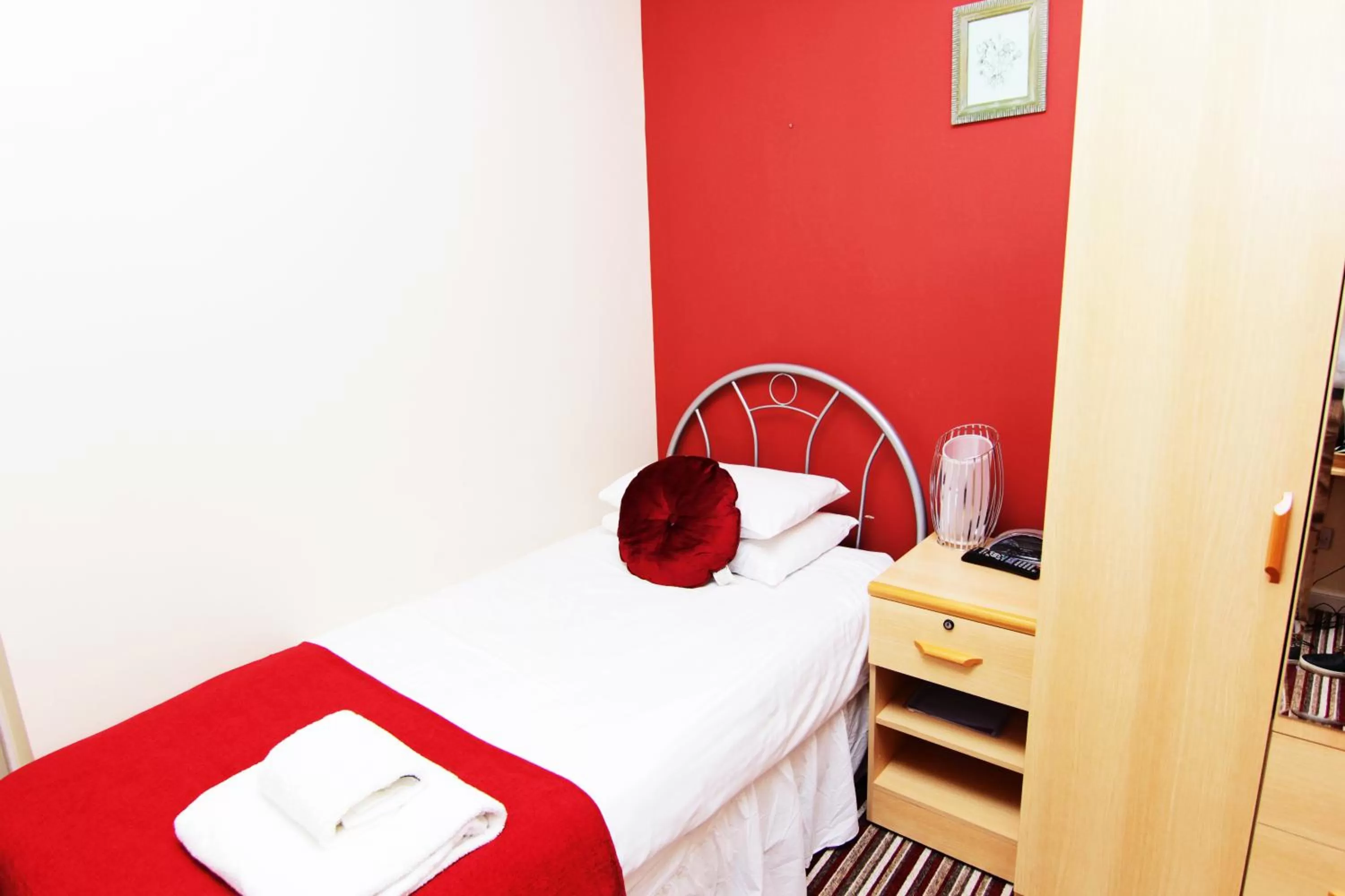 Bedroom, Bed in Rosemount Palace