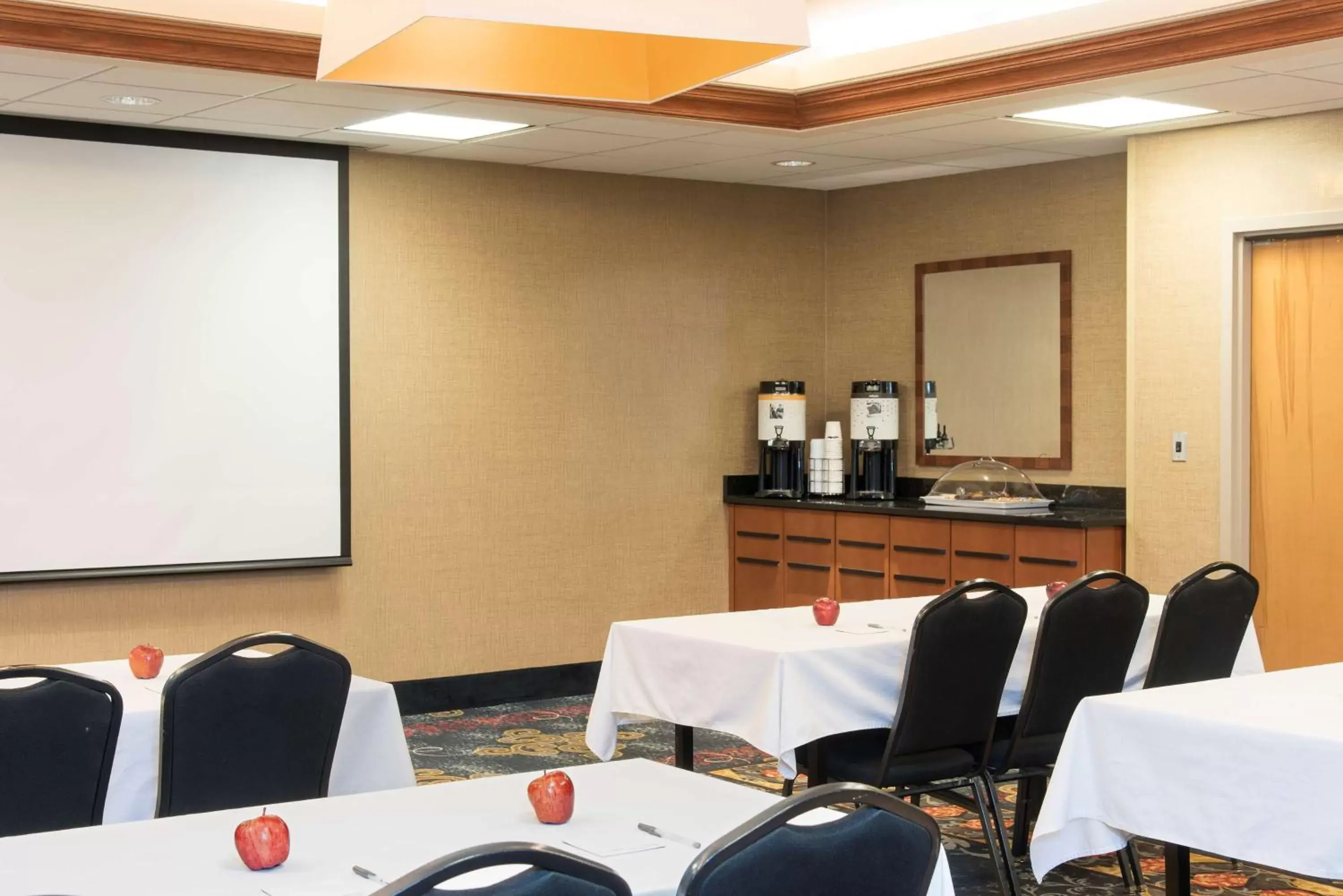 Meeting/conference room in Hampton Inn Columbus/Taylorsville