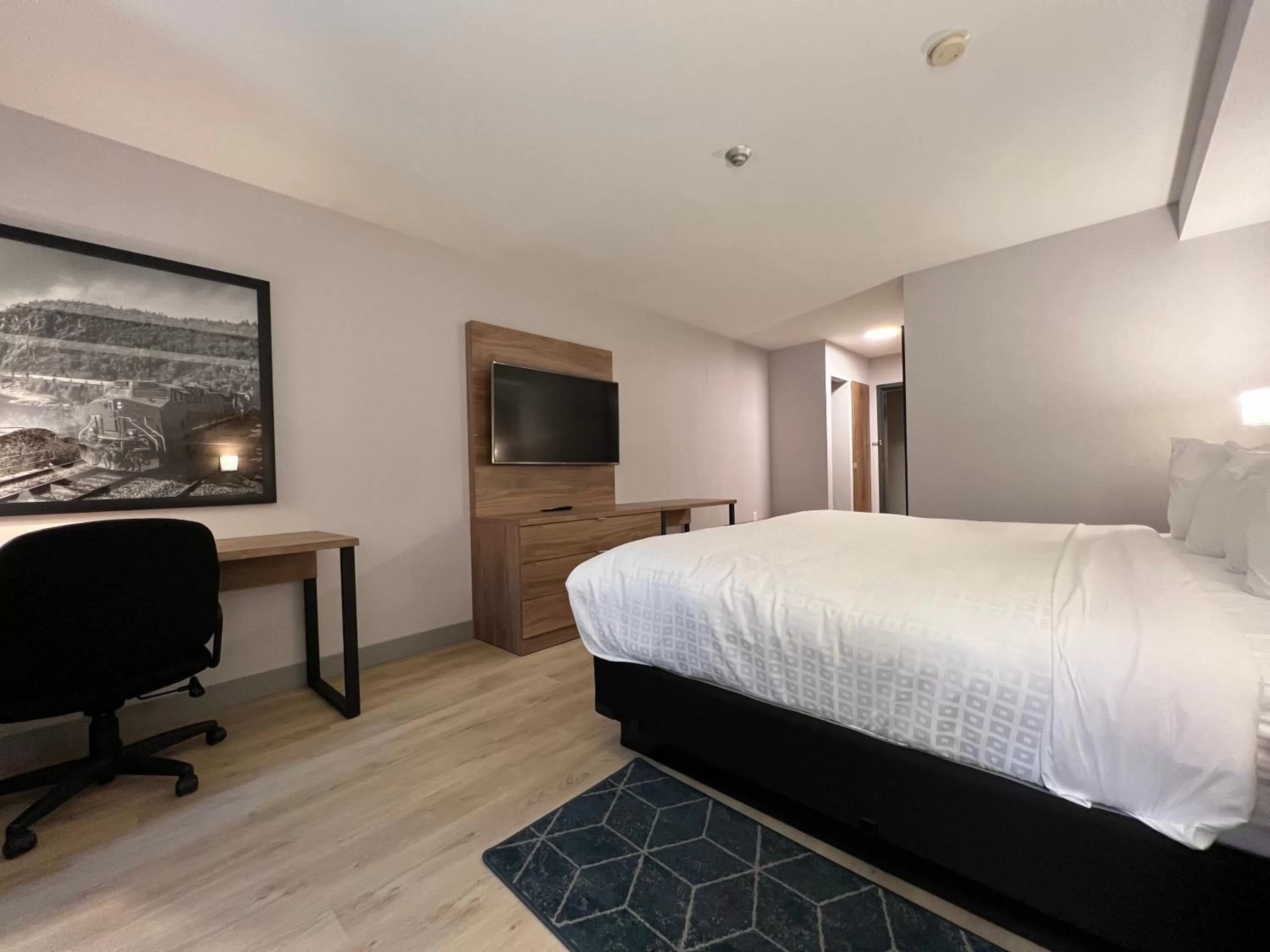 Photo of the whole room, Bed in Super 8 by Wyndham Cornwall ON