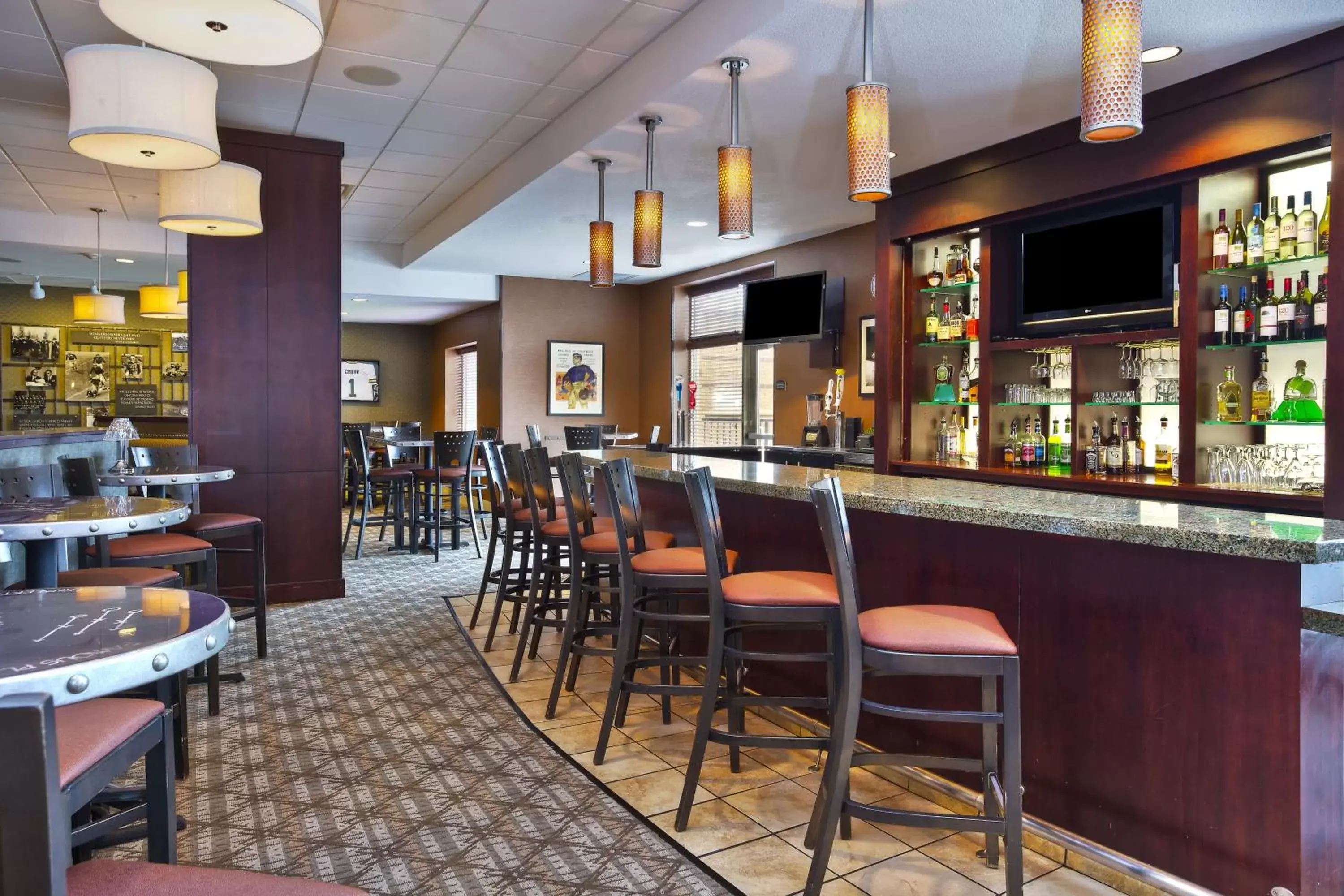 Lounge or bar, Lounge/Bar in Holiday Inn & Suites Green Bay Stadium, an IHG Hotel