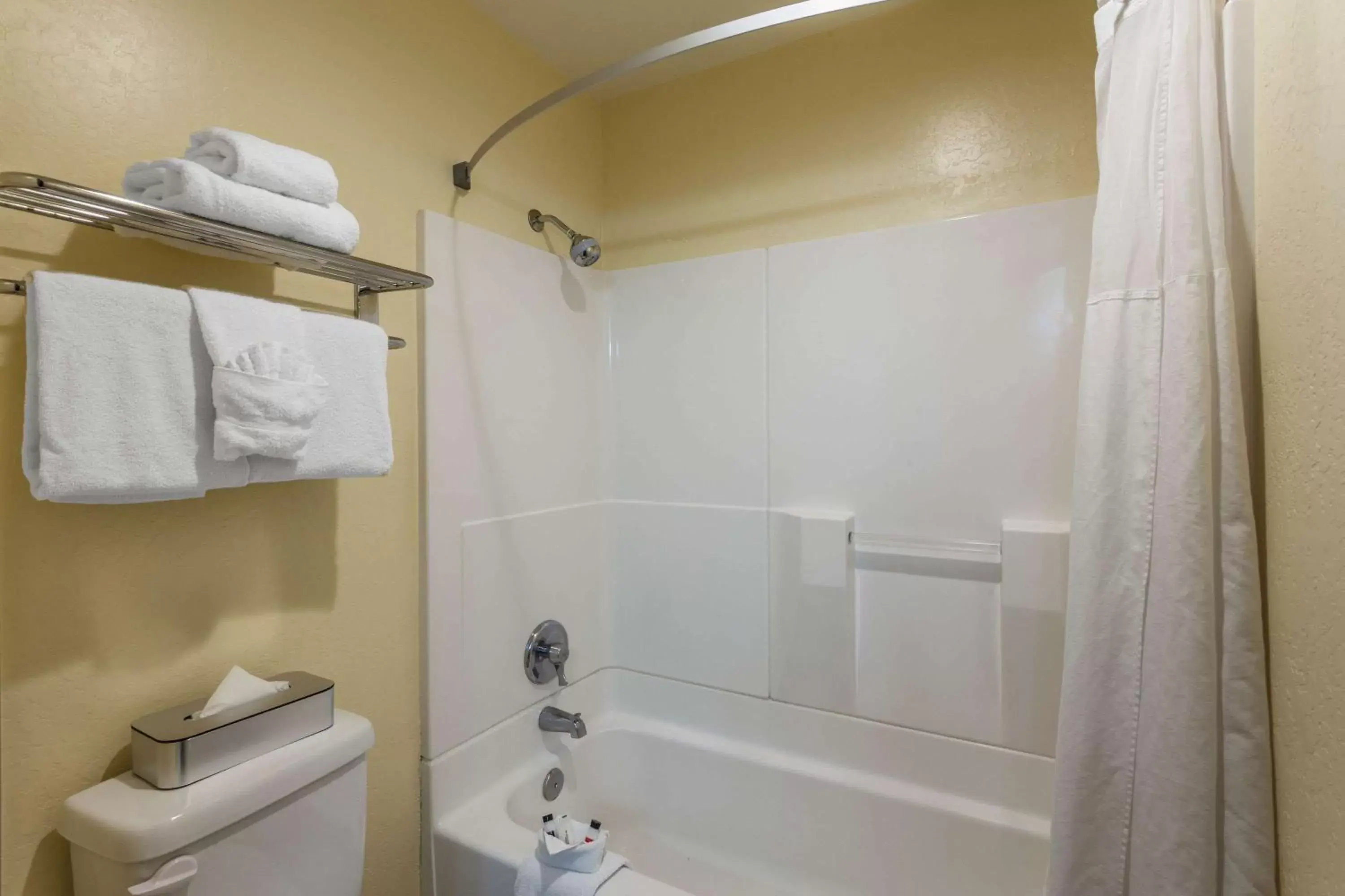 Bathroom in Days Inn & Suites by Wyndham East Flagstaff