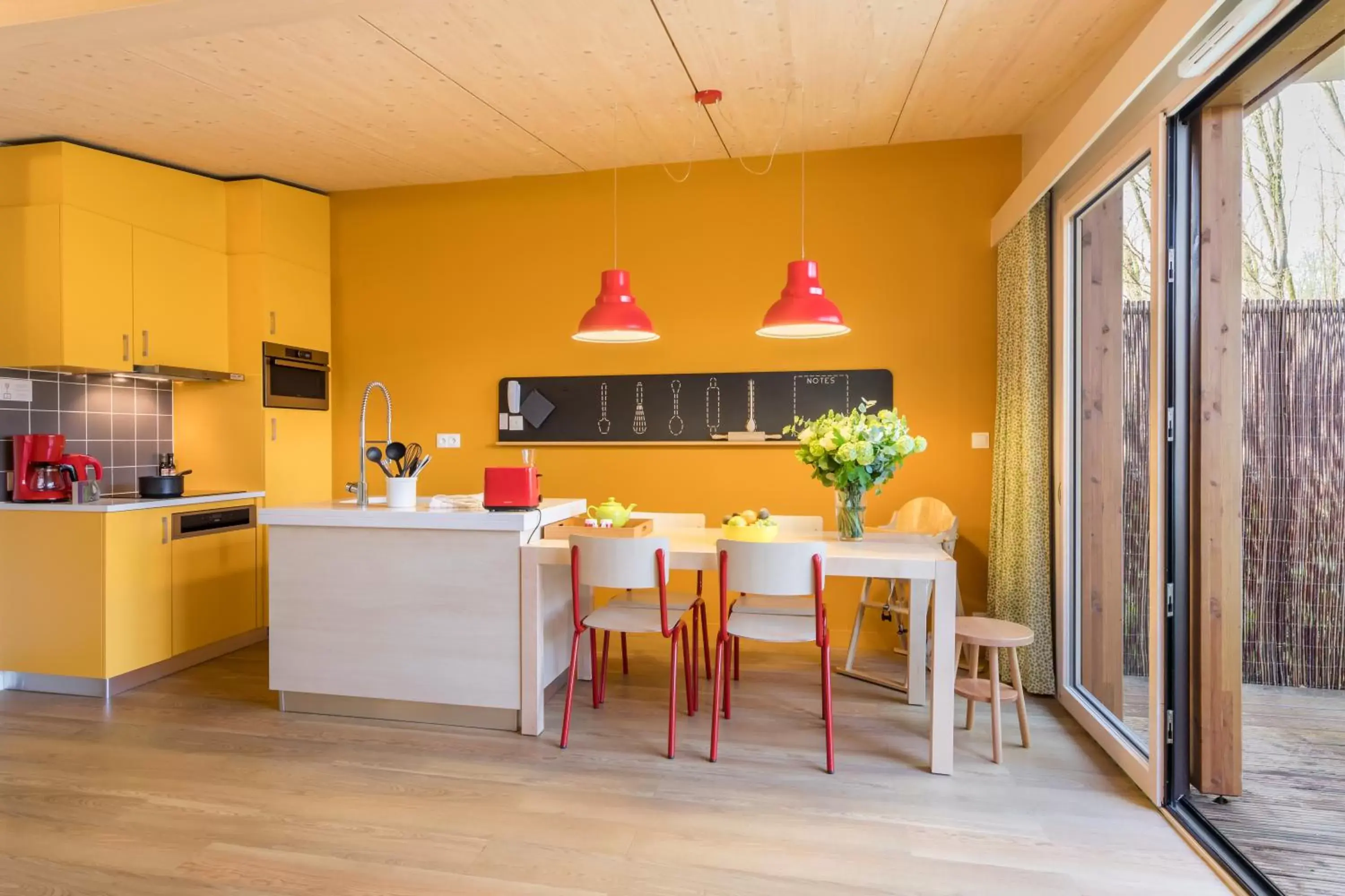 Kitchen or kitchenette, Dining Area in Center Parcs Villages Nature Paris