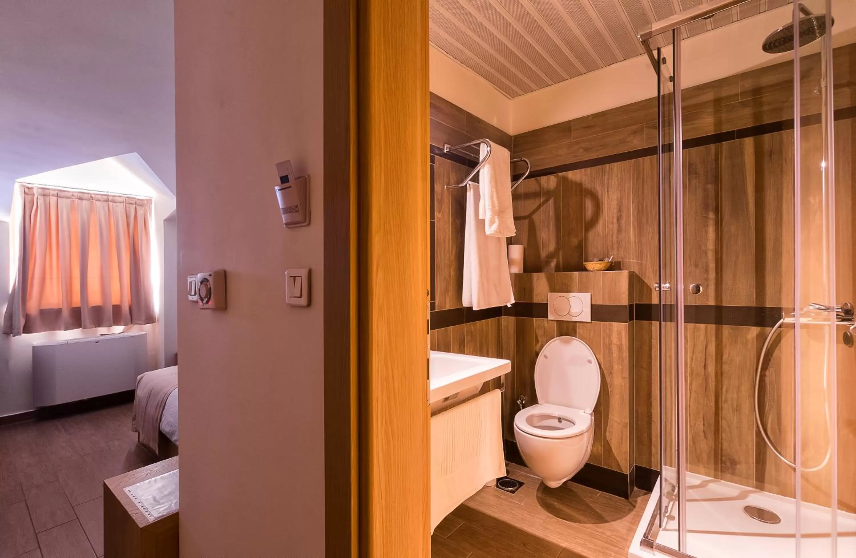Shower, Bed in Hotel Lirak