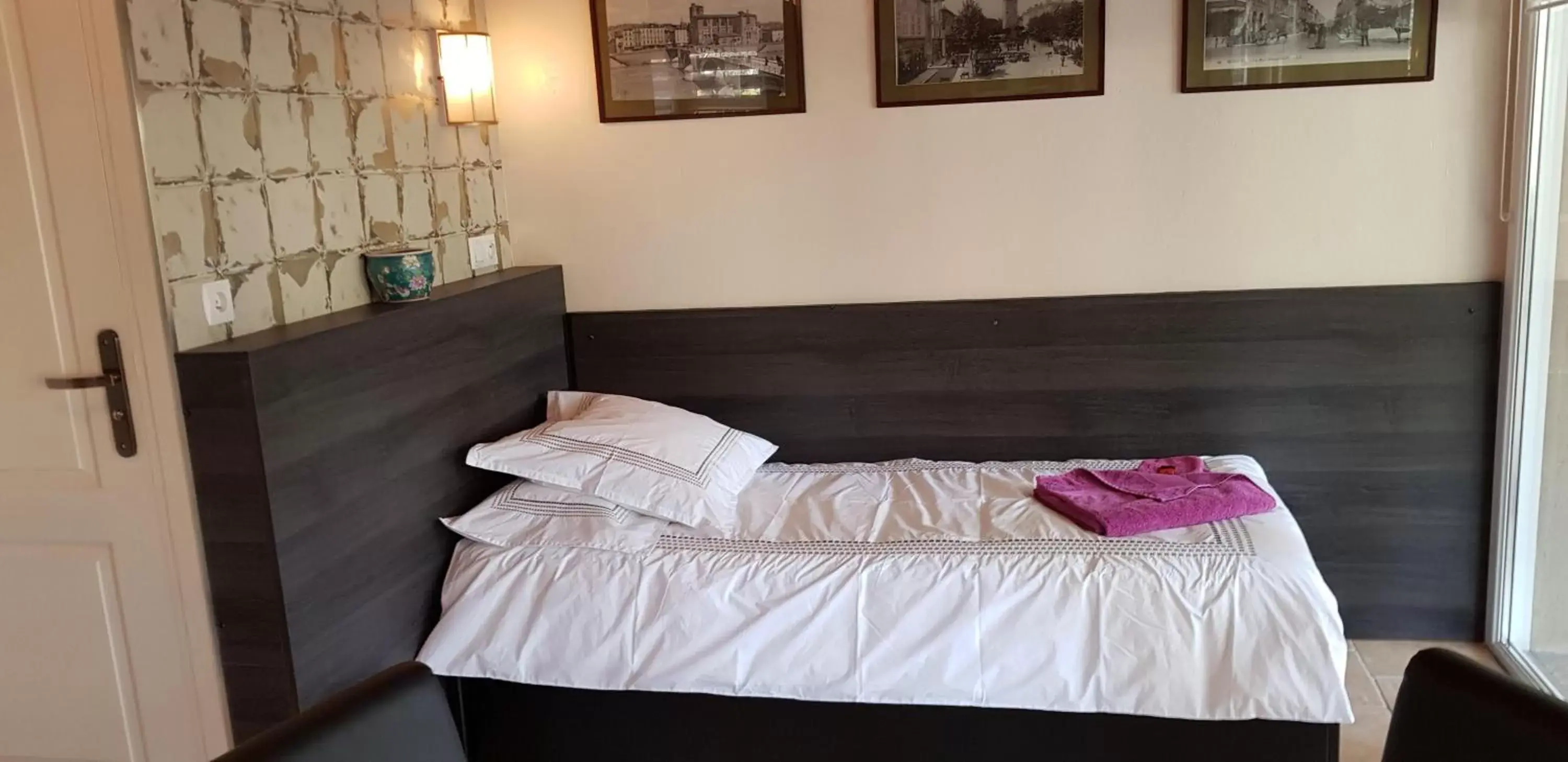 Bedroom, Bed in Maison d'Hôtes et Roulotte" Le 6 Bis"