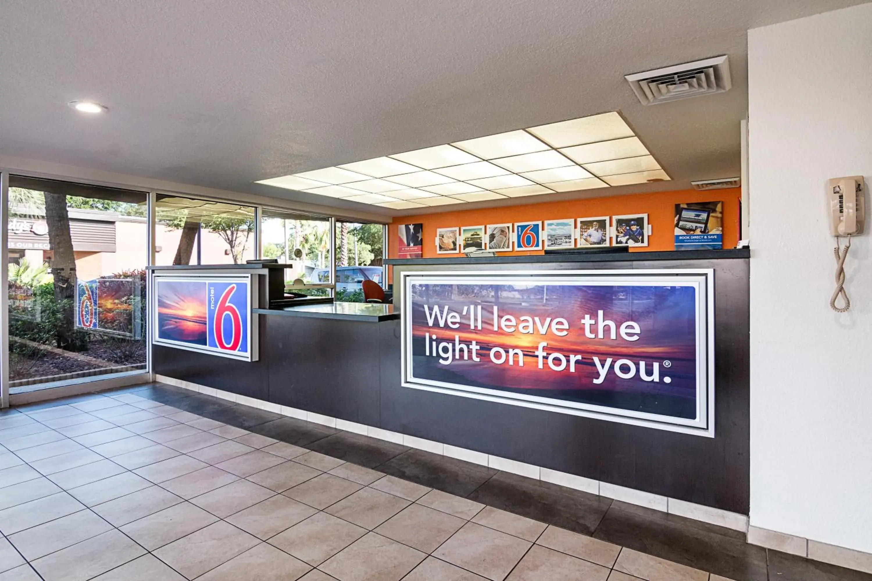 Lobby or reception, Lounge/Bar in Motel 6-Tampa, FL - Fairgrounds