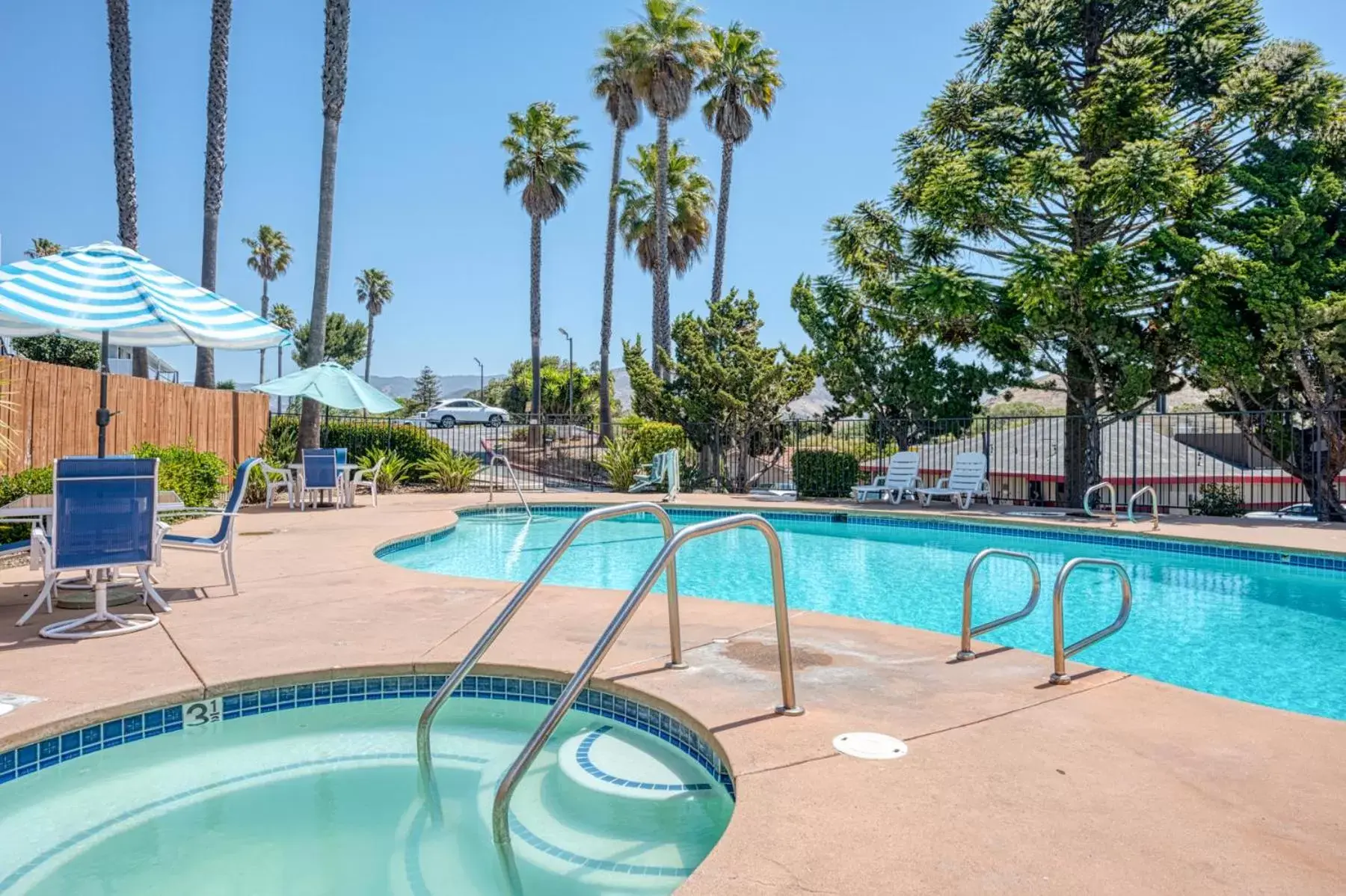 Swimming Pool in Vagabond Inn San Luis Obispo