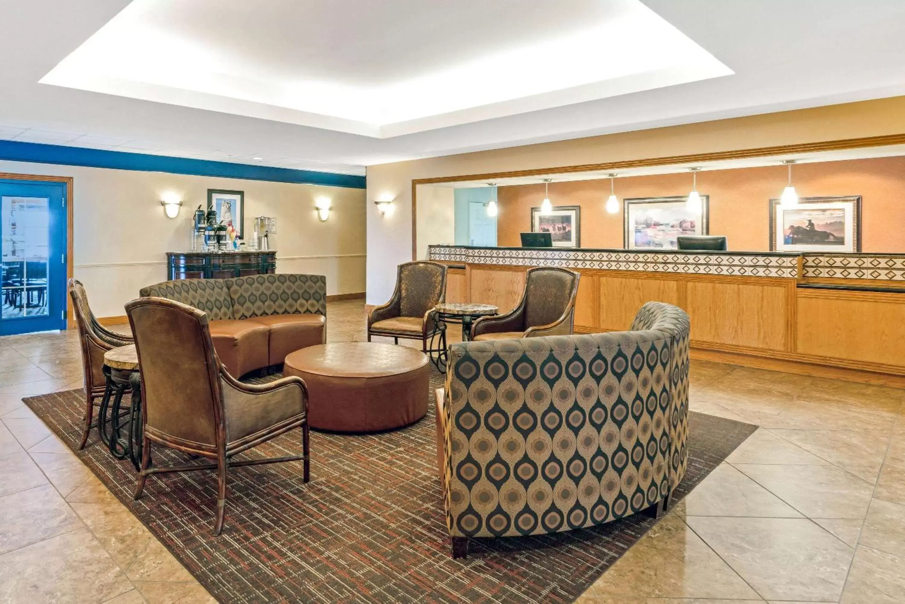 Lobby or reception, Seating Area in La Quinta by Wyndham Shawnee