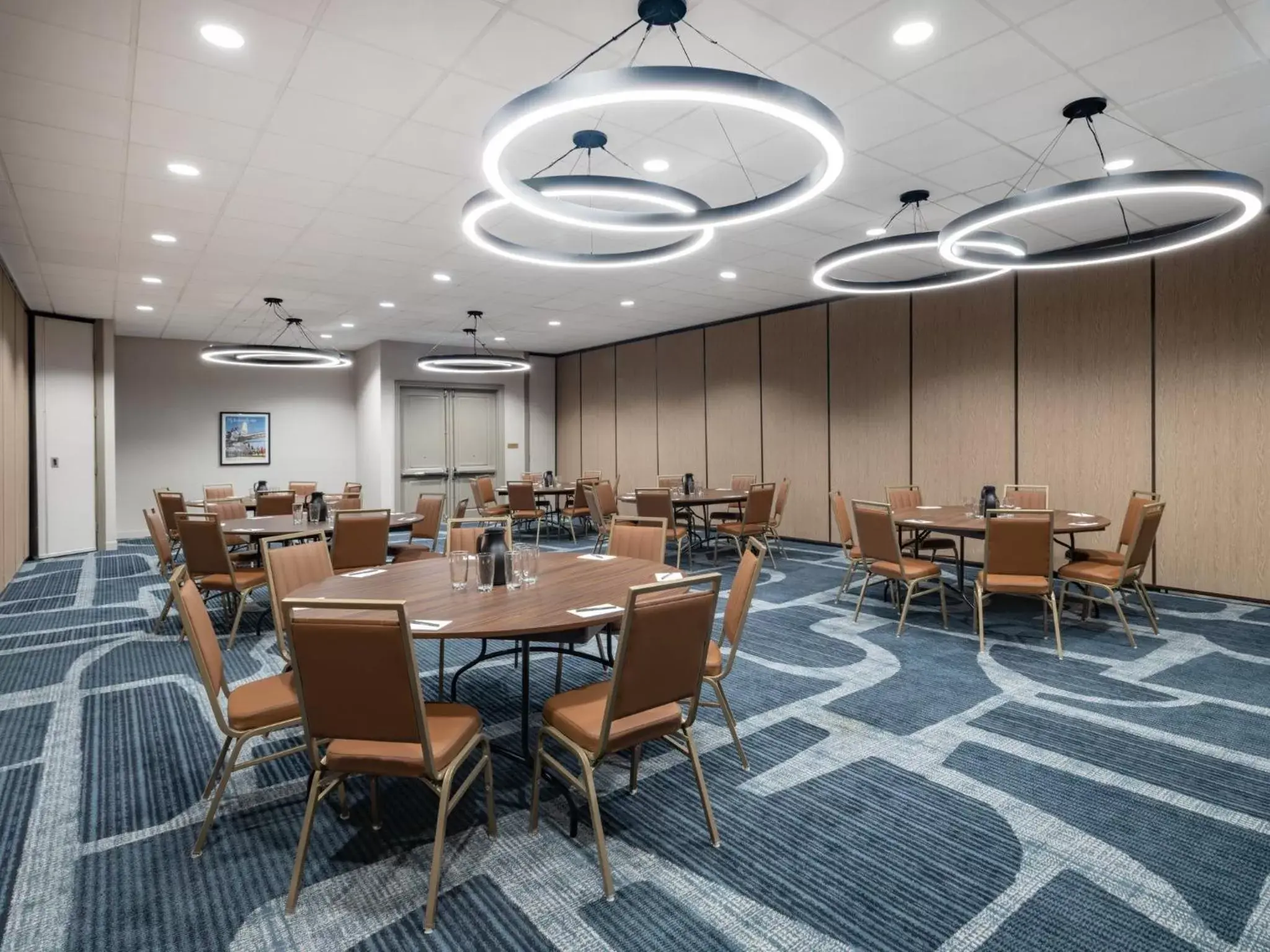 Meeting/conference room, Restaurant/Places to Eat in Staybridge Suites Chicago O'Hare - Rosemont, an IHG Hotel