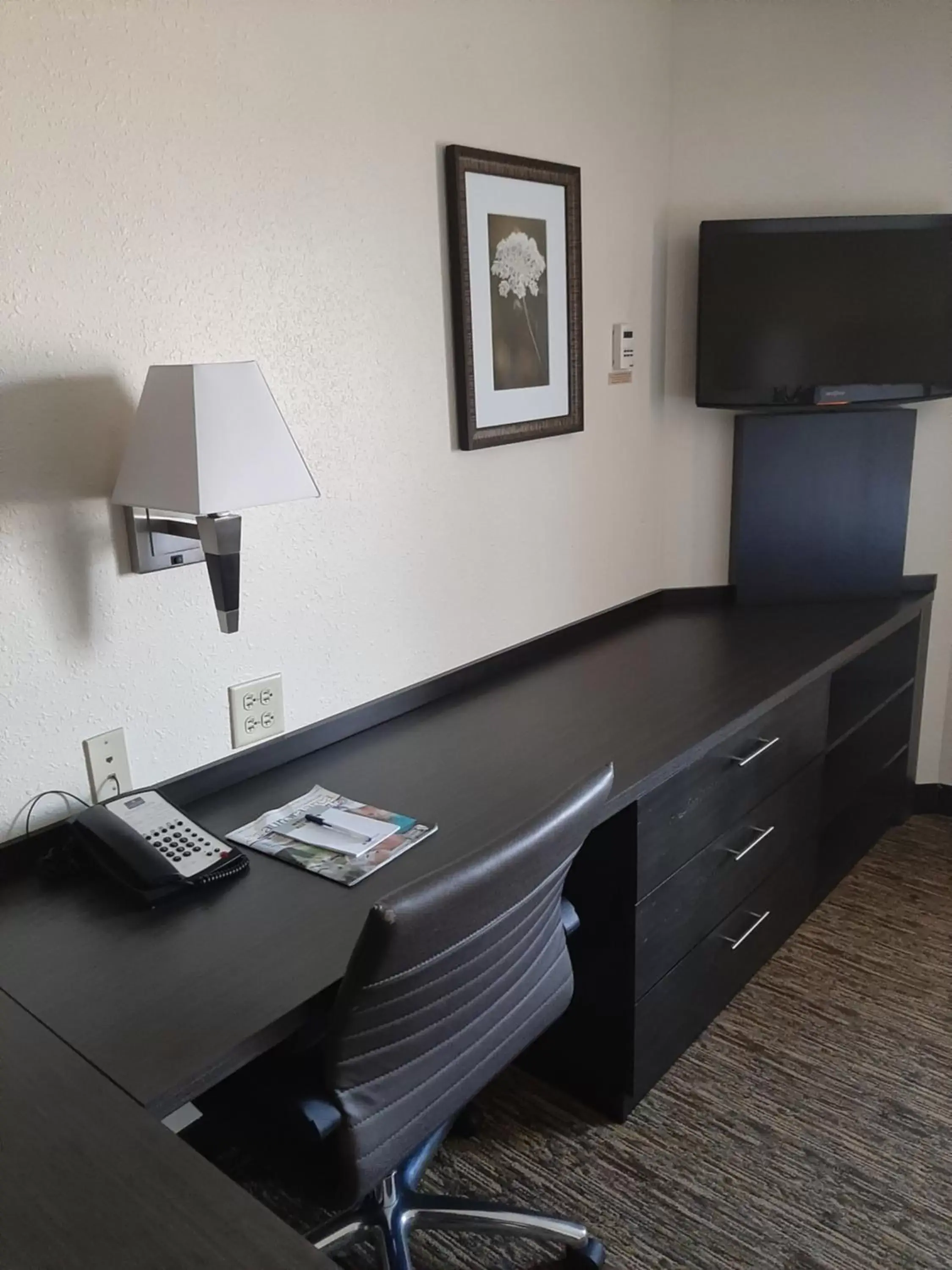 TV and multimedia, TV/Entertainment Center in Candlewood Suites Aurora-Naperville, an IHG Hotel