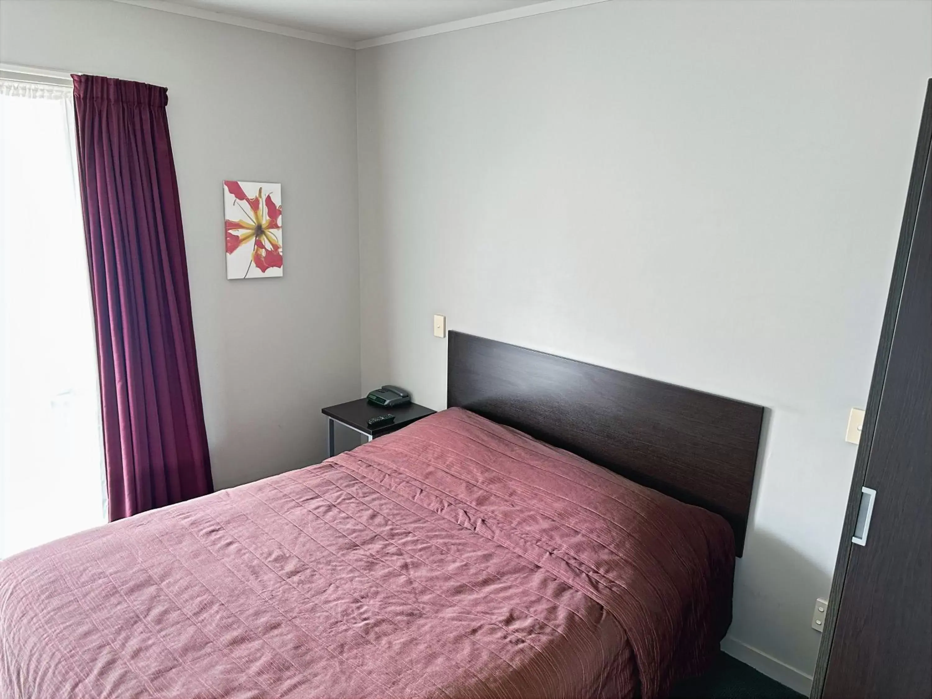 Bedroom, Bed in Arena Lodge