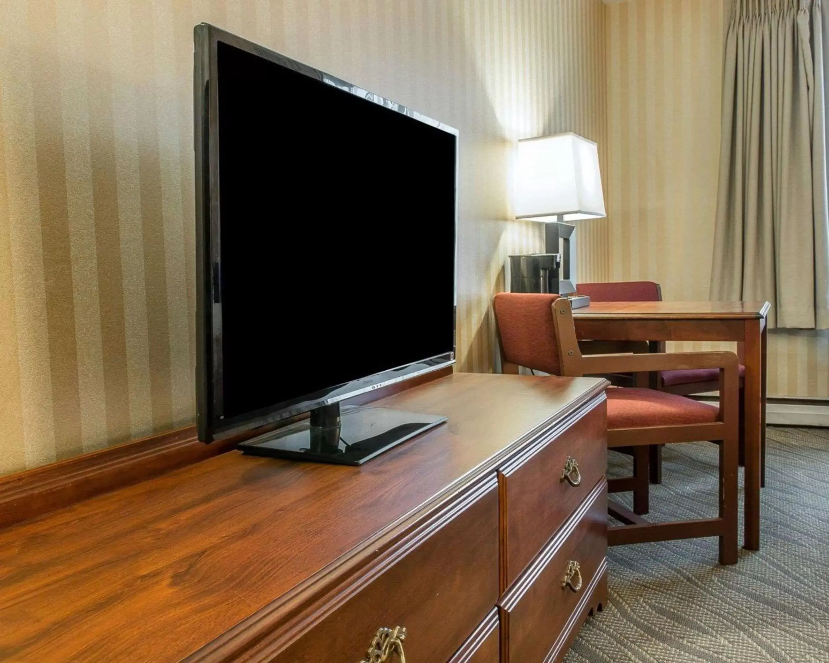 Photo of the whole room, TV/Entertainment Center in Quality Inn of Gaylord