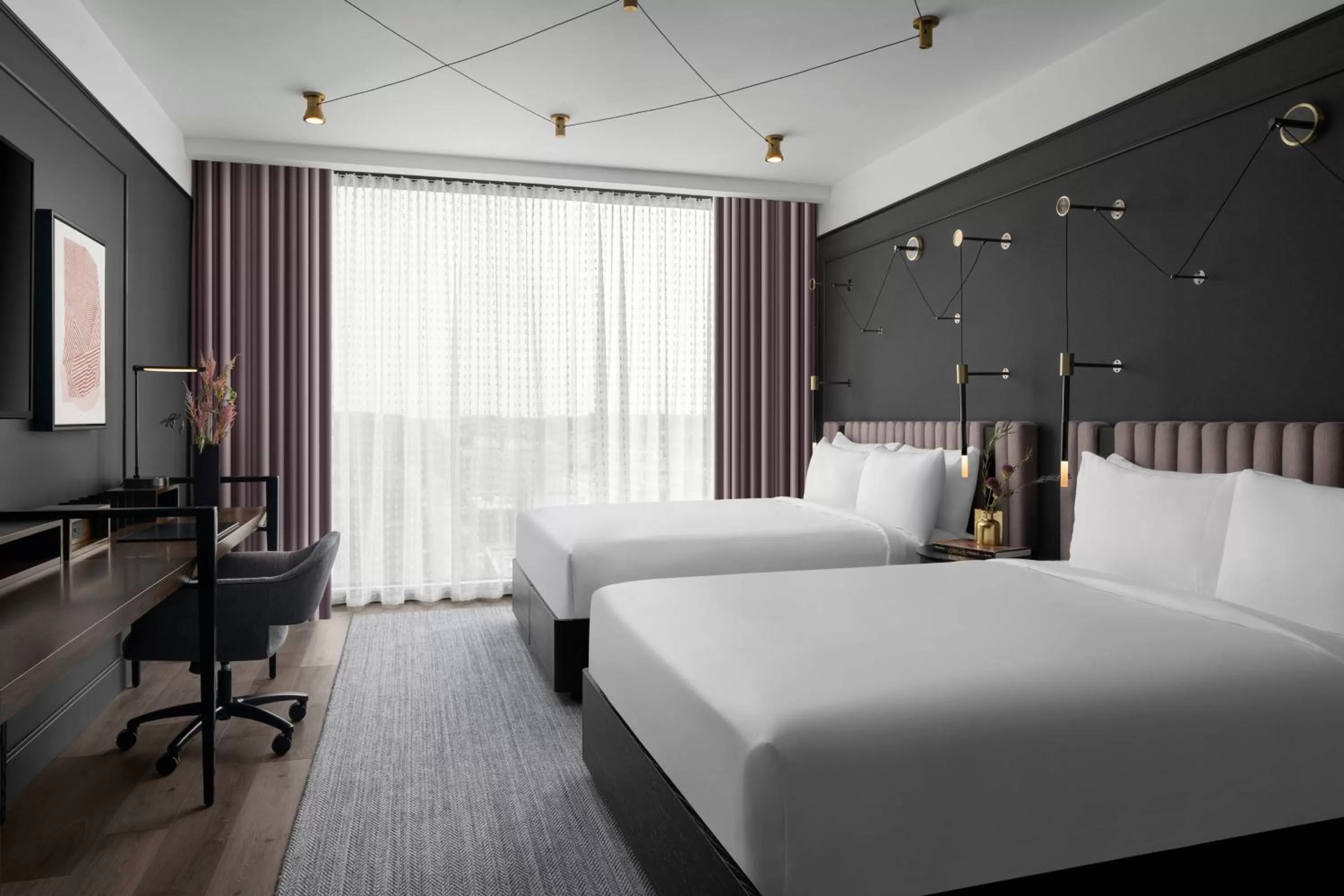 Photo of the whole room, Bed in Renaissance Milwaukee West Hotel