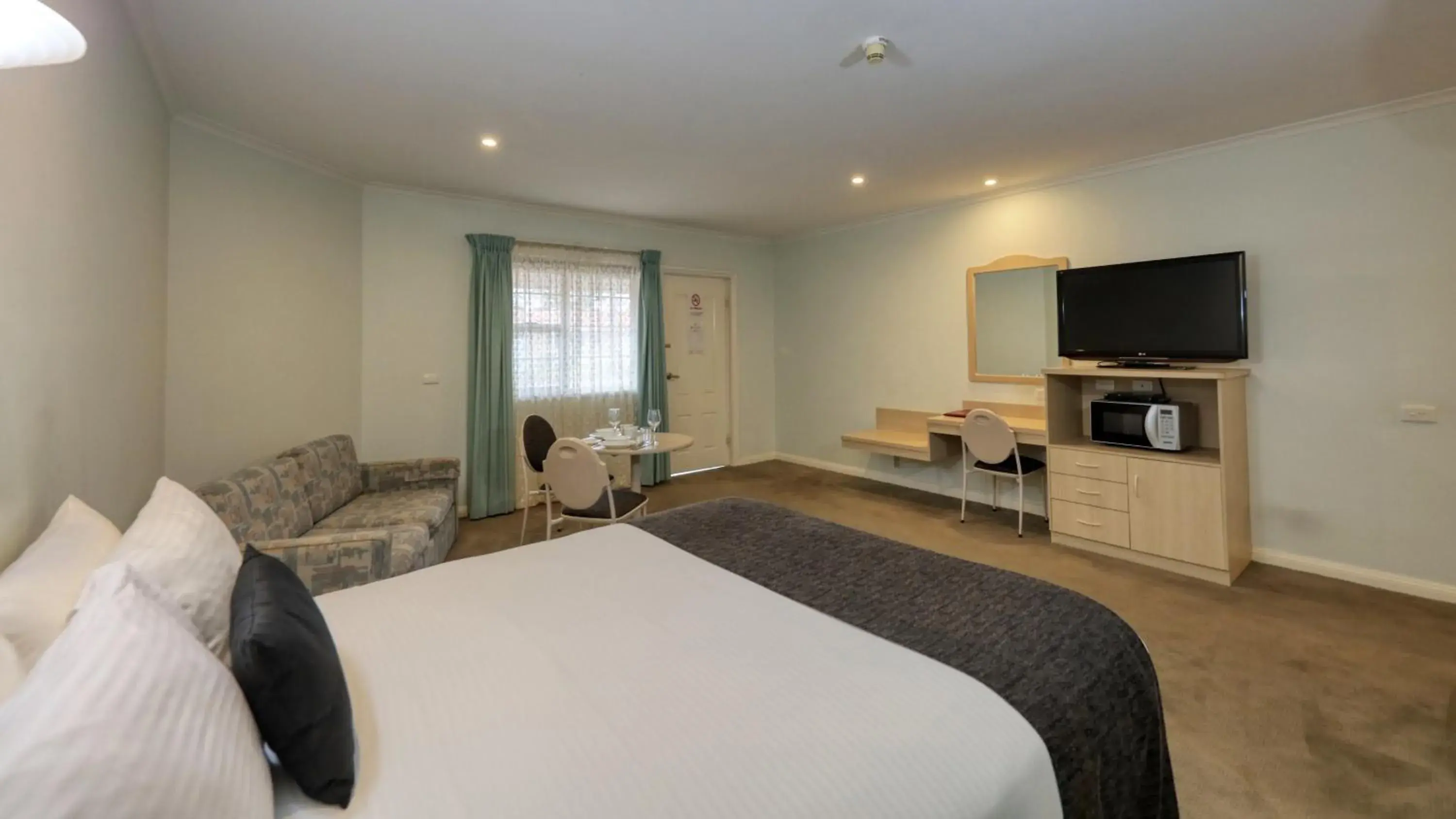TV and multimedia, Bed in Charles Rasp Motor Inn & Cottages TV and multimedia, Bed in Charles Rasp Motor Inn & Cottages