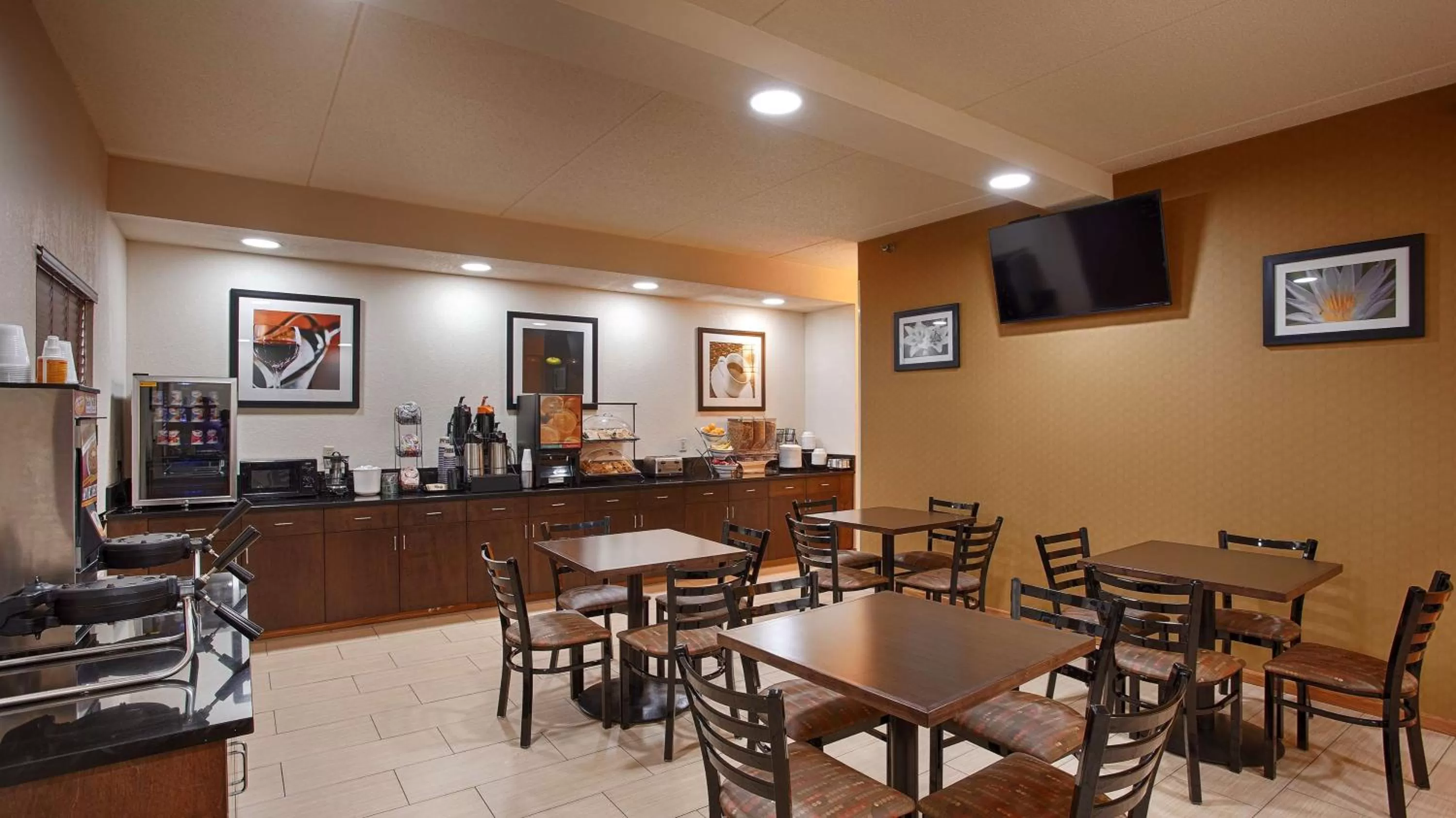 Restaurant/places to eat in Days Inn by Wyndham Indiana Benjamin Franklin Highway