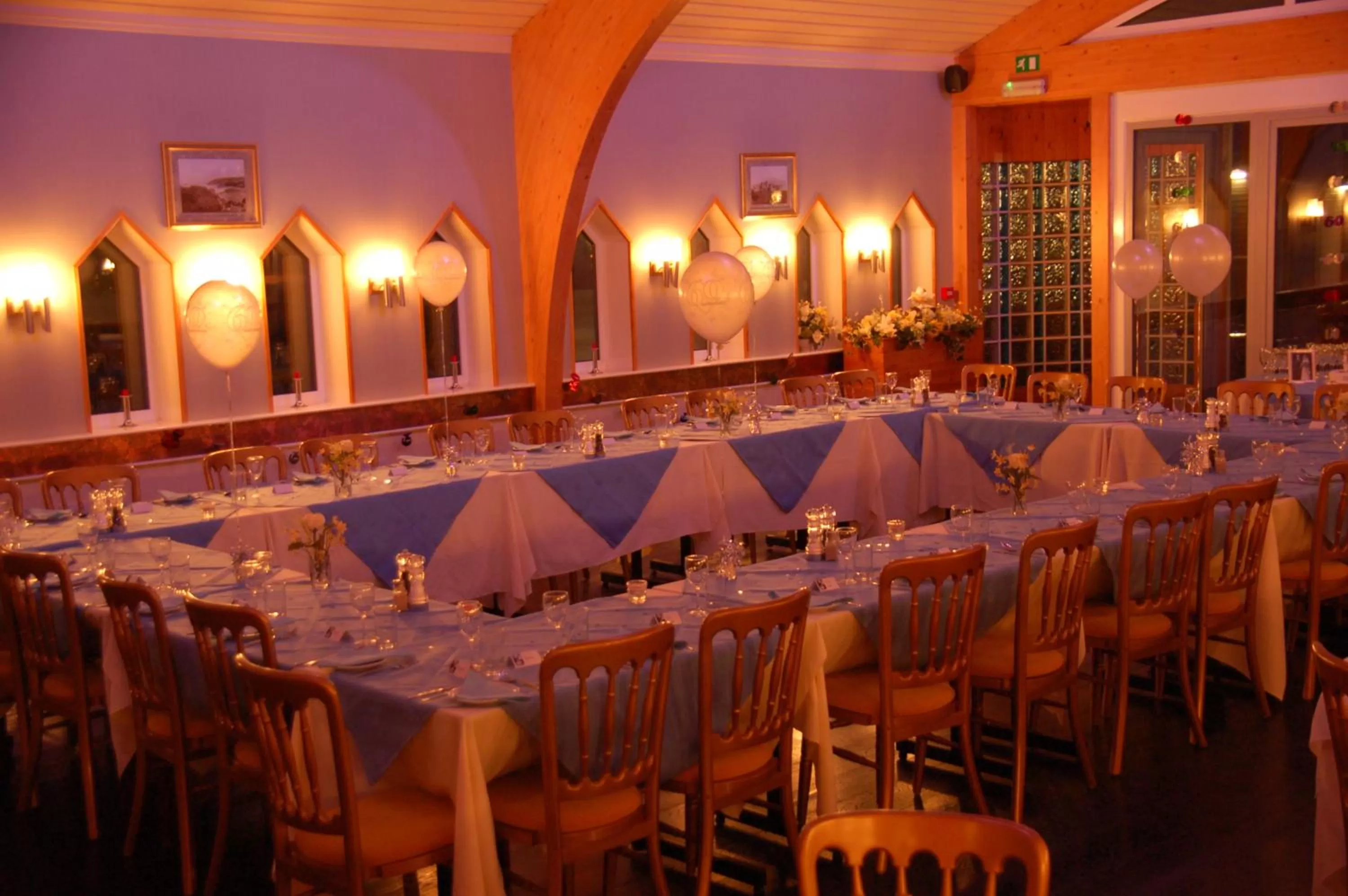 Restaurant/places to eat in Warrens Village Motel and Self Catering