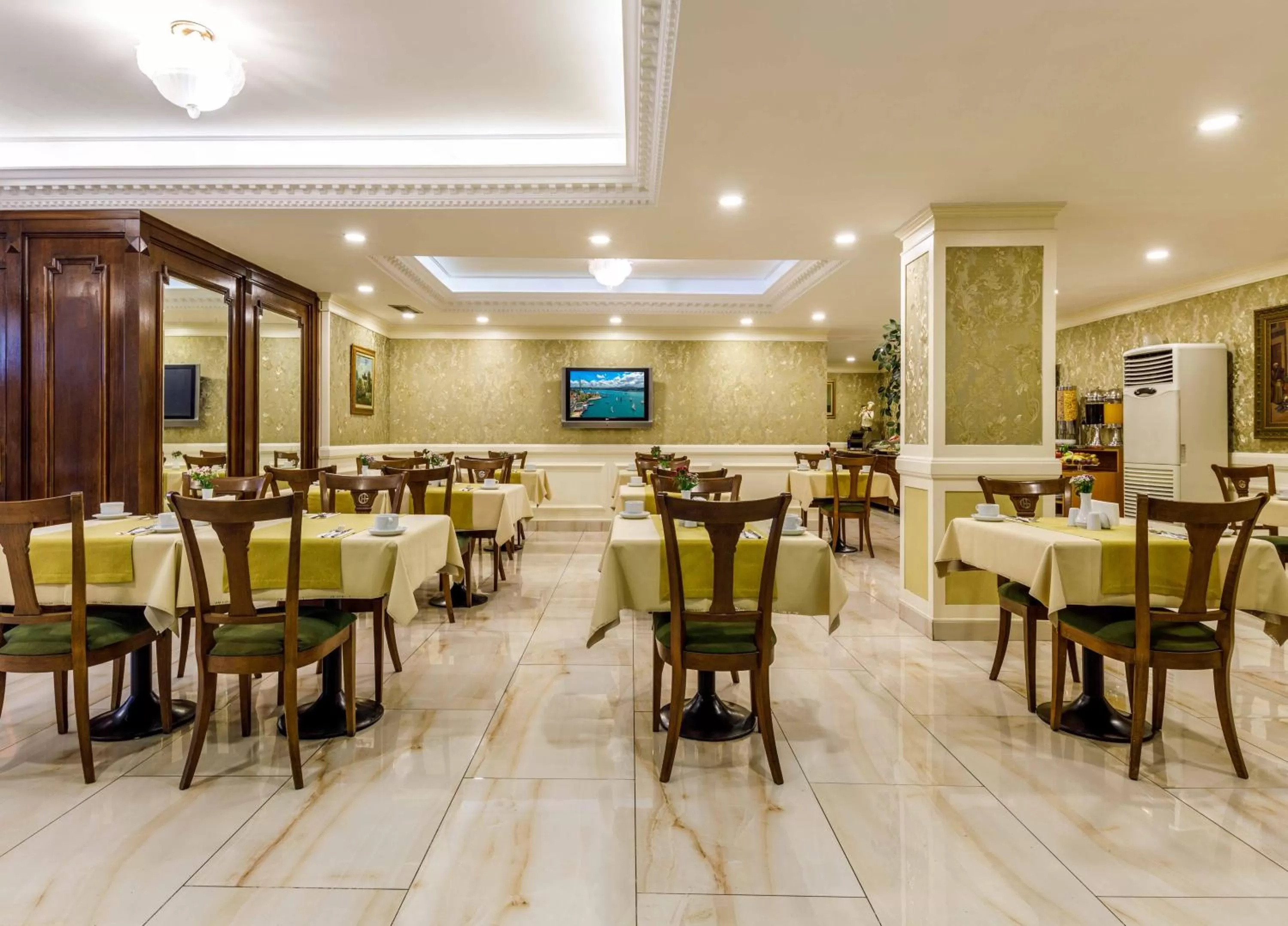 Restaurant/places to eat in Golden Crown Hotel