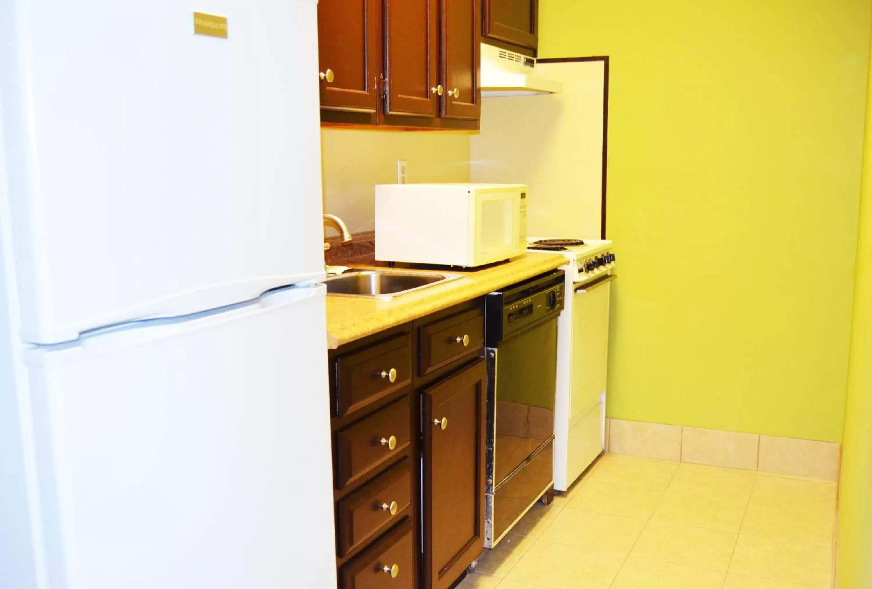 Kitchen or kitchenette, Kitchen/Kitchenette in The University Inn at Emory