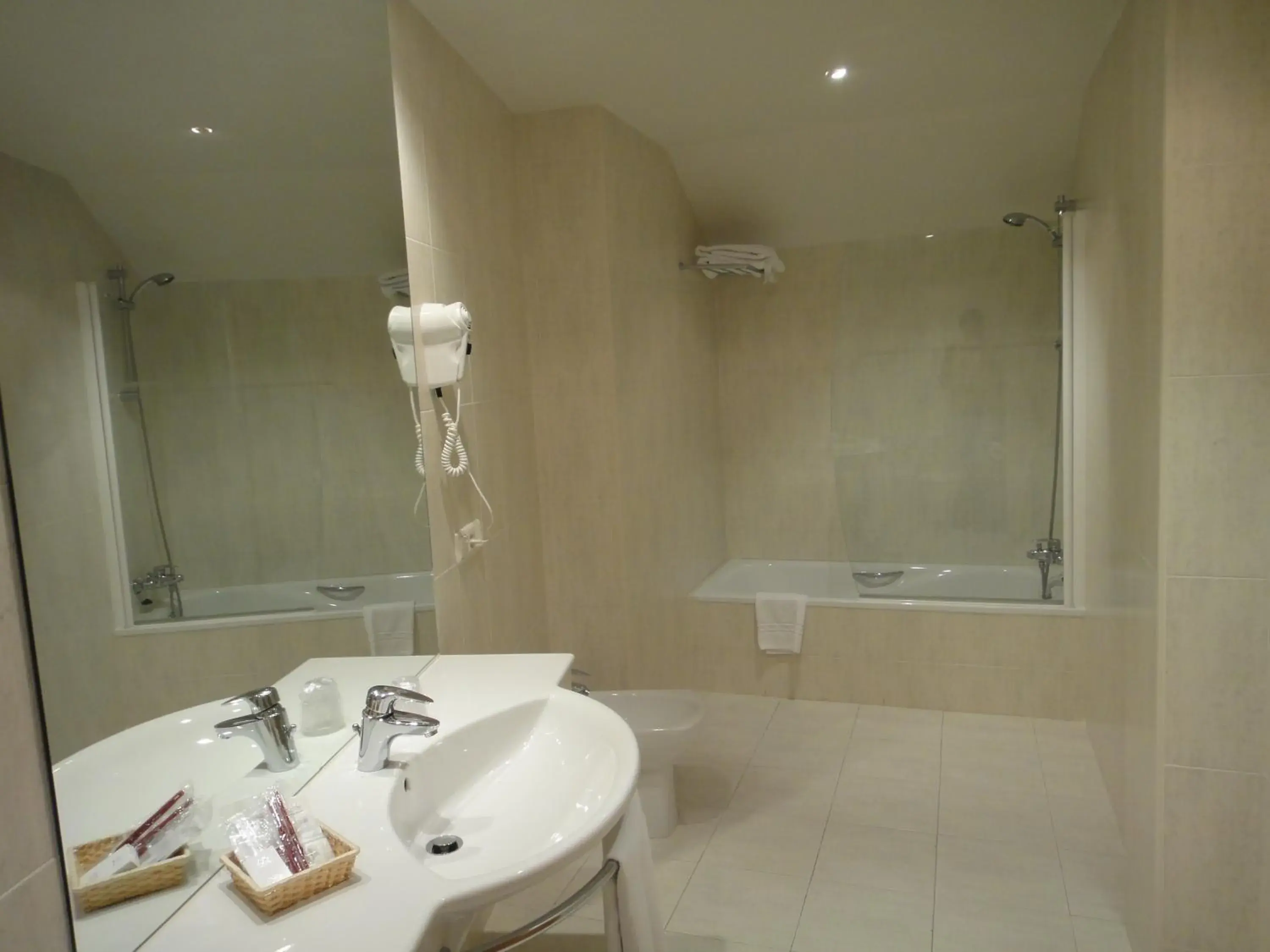 Bathroom in Hotel Palacio Congresos