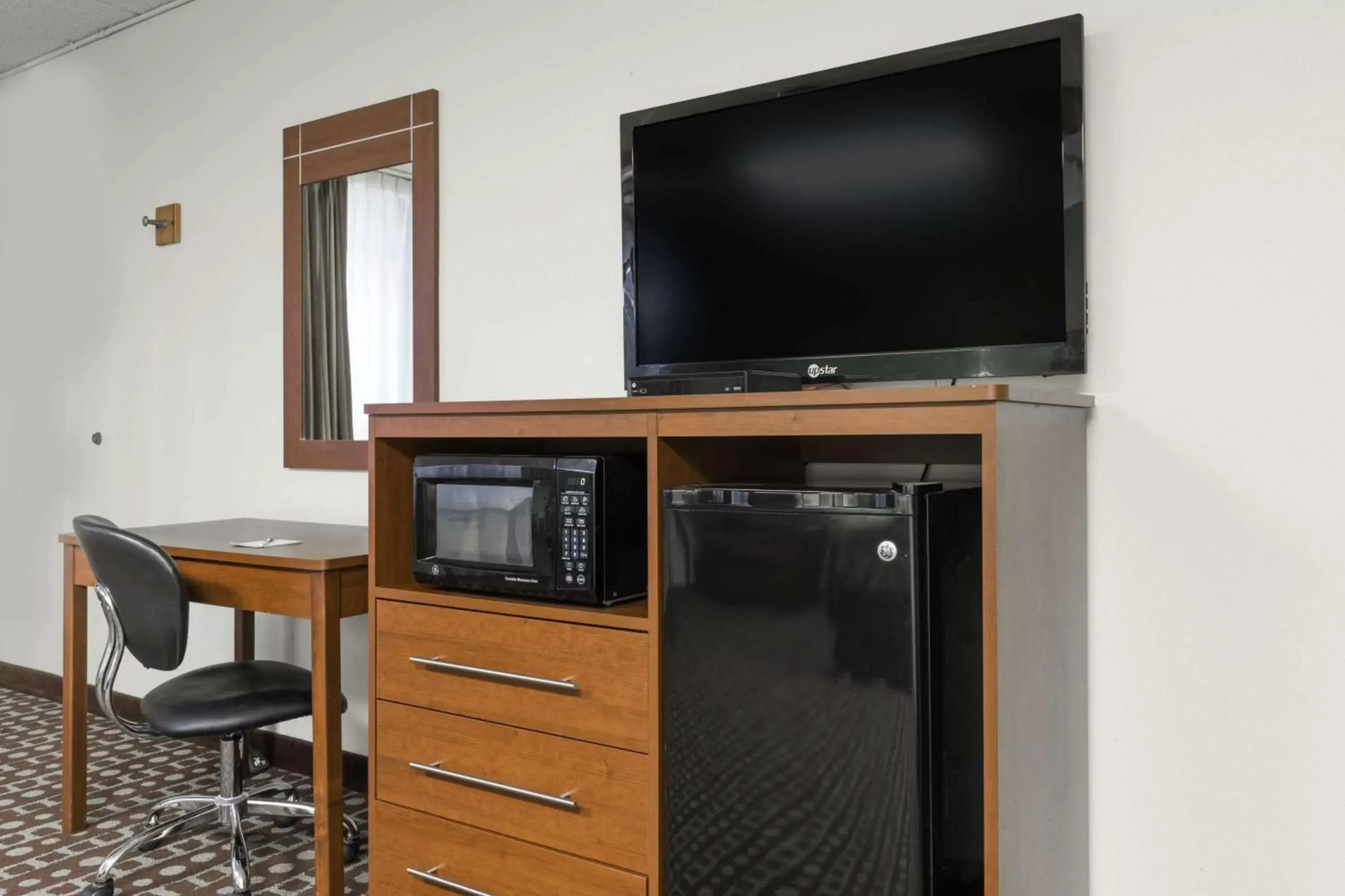 Photo of the whole room, TV/Entertainment Center in Days Inn by Wyndham Midland