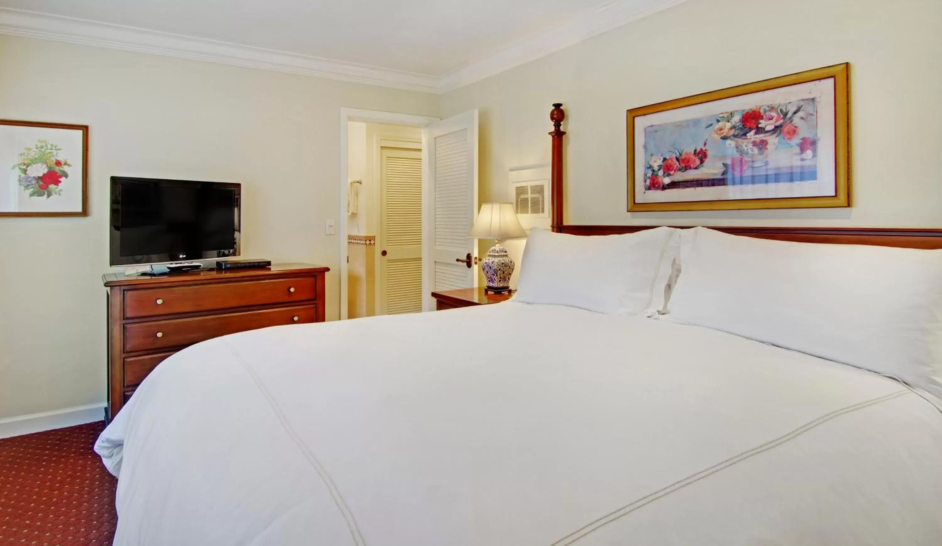 King Suite in Wayside Inn King Suite in Wayside Inn