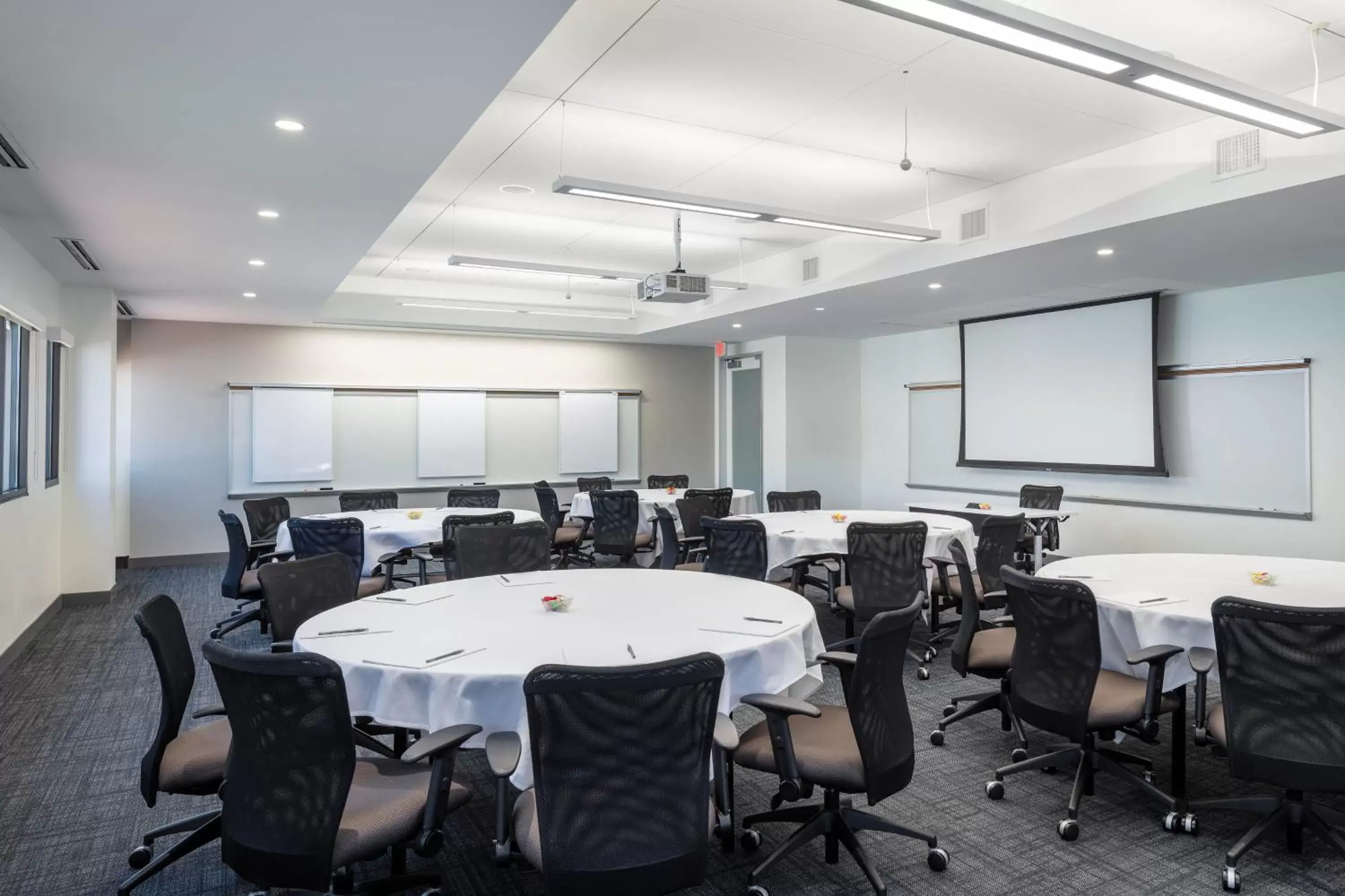 Meeting/conference room in Four Points by Sheraton Norwood Conference Center