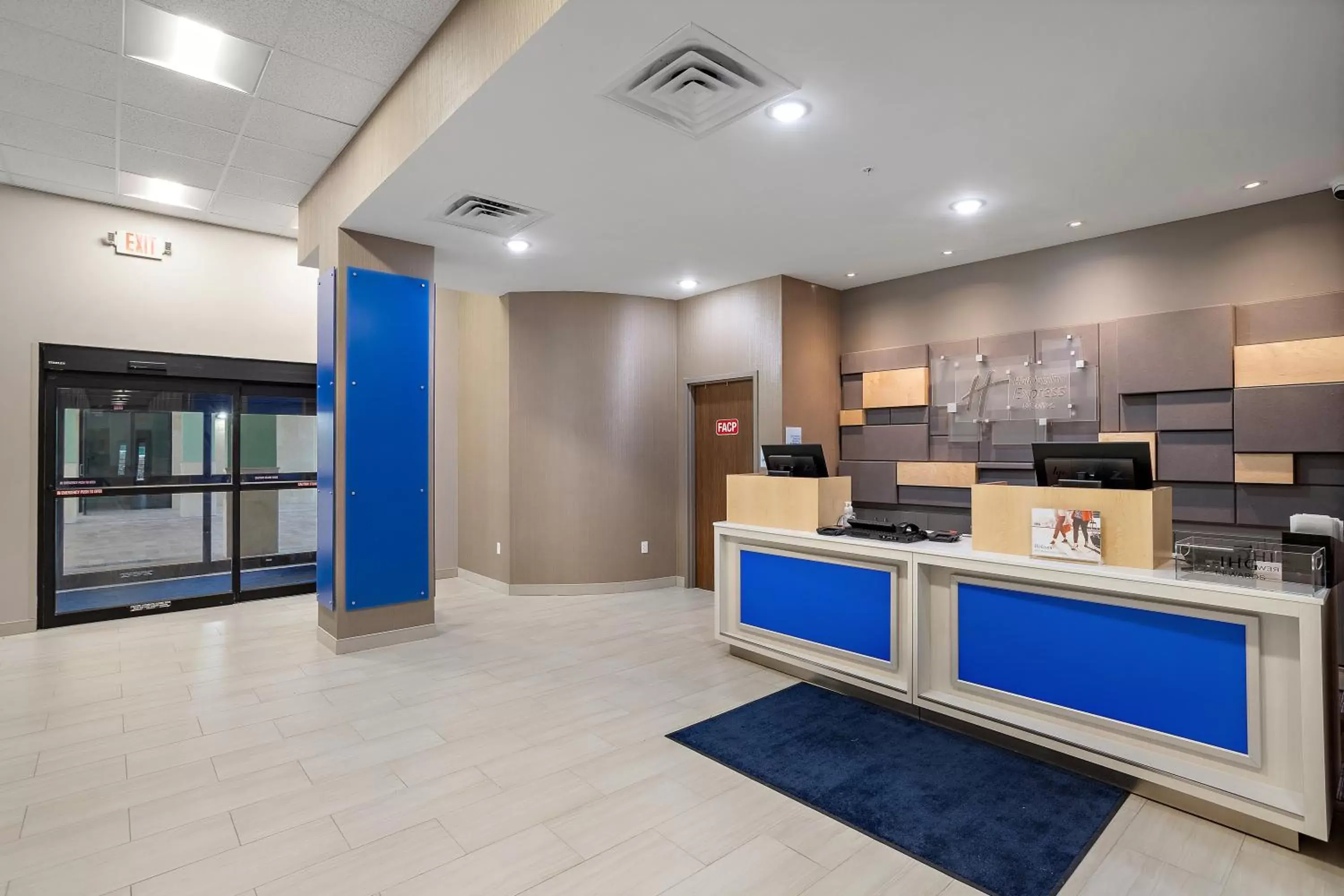 Lobby or reception, Kitchen/Kitchenette in Holiday Inn Express St. Augustine - Vilano Beach, an IHG Hotel