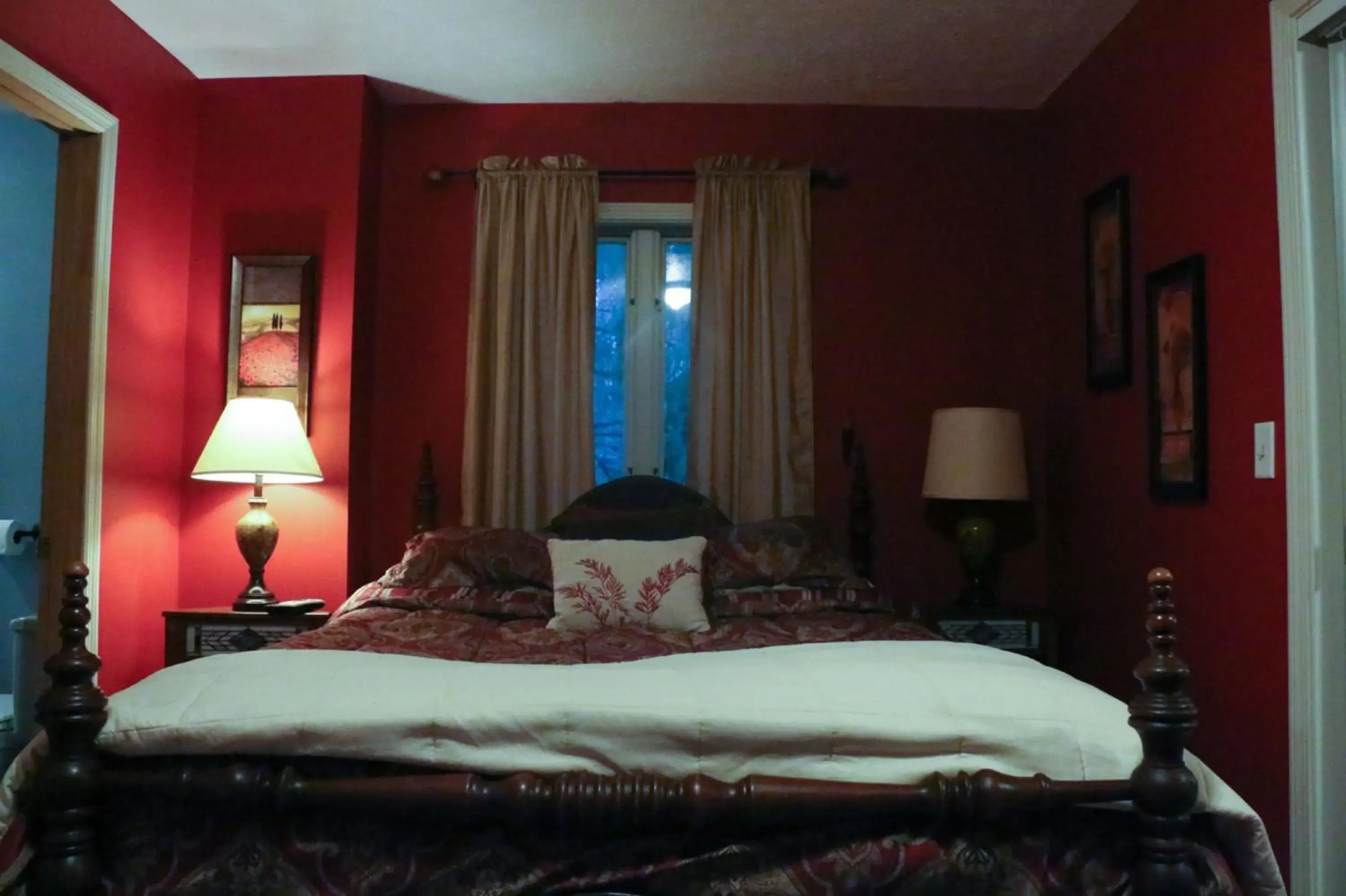 Other, Bed in Lil Black Bear Inn