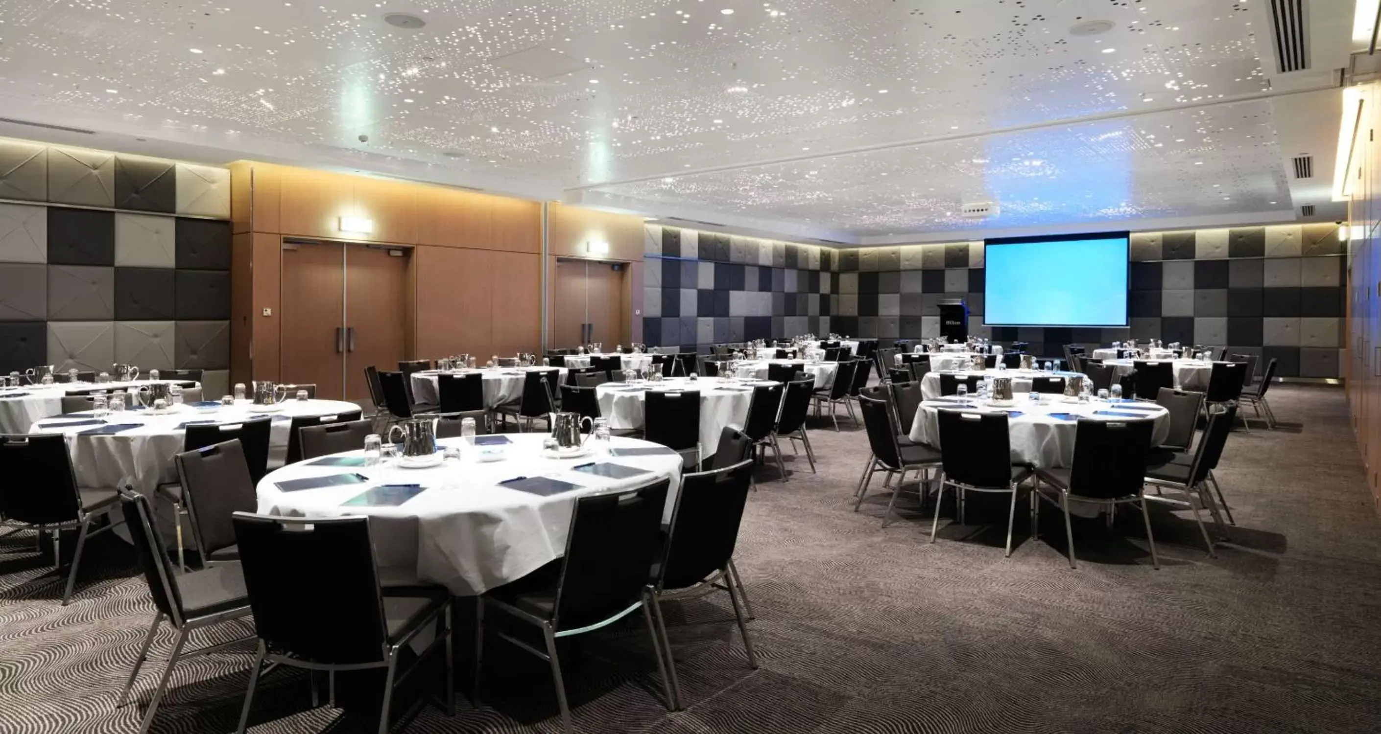 Meeting/conference room, Restaurant/Places to Eat in Hilton Surfers Paradise Hotel & Residences