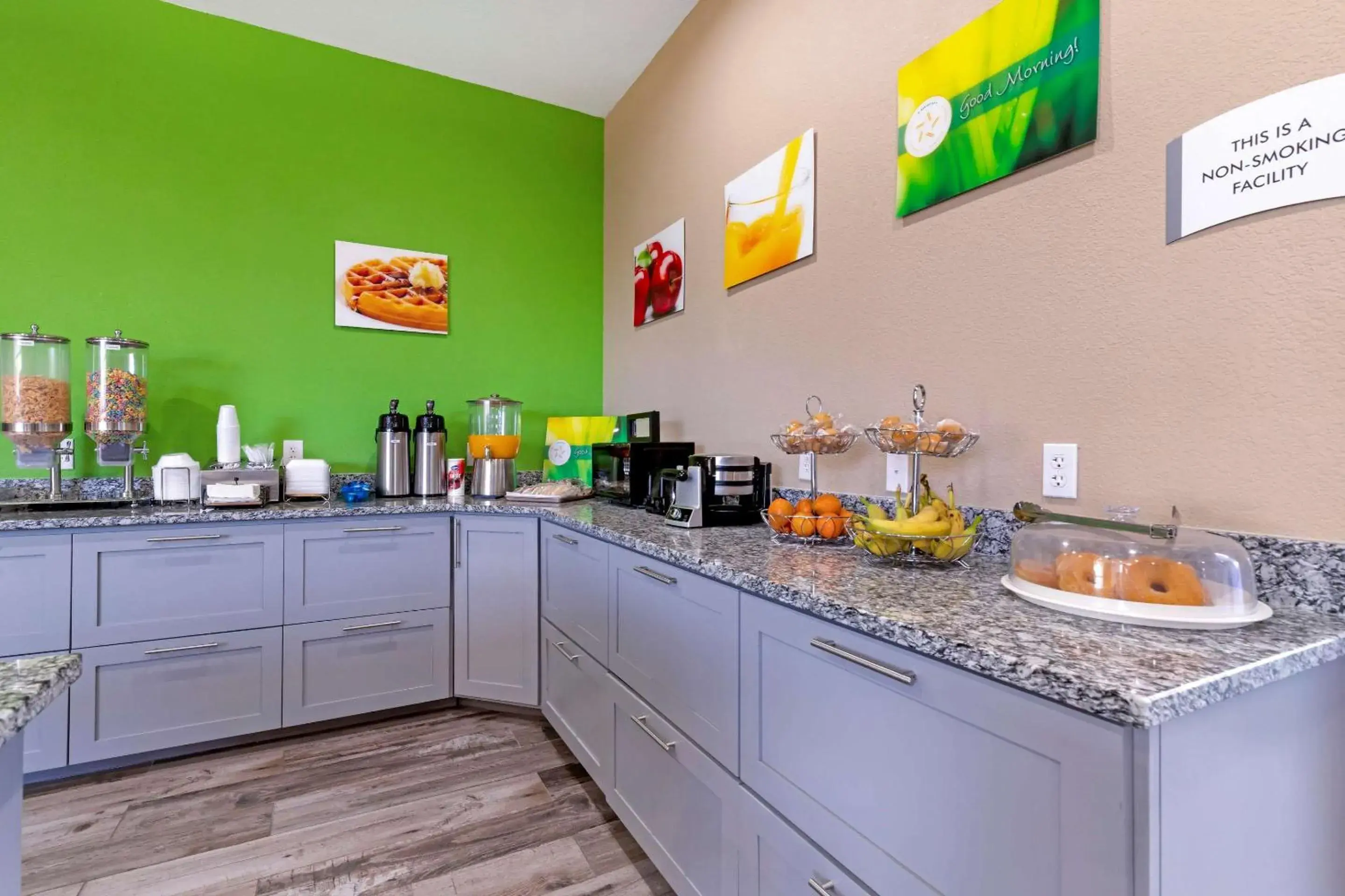 Breakfast, Kitchen/Kitchenette in Quality Inn & Suites Elgin by Choice Hotels