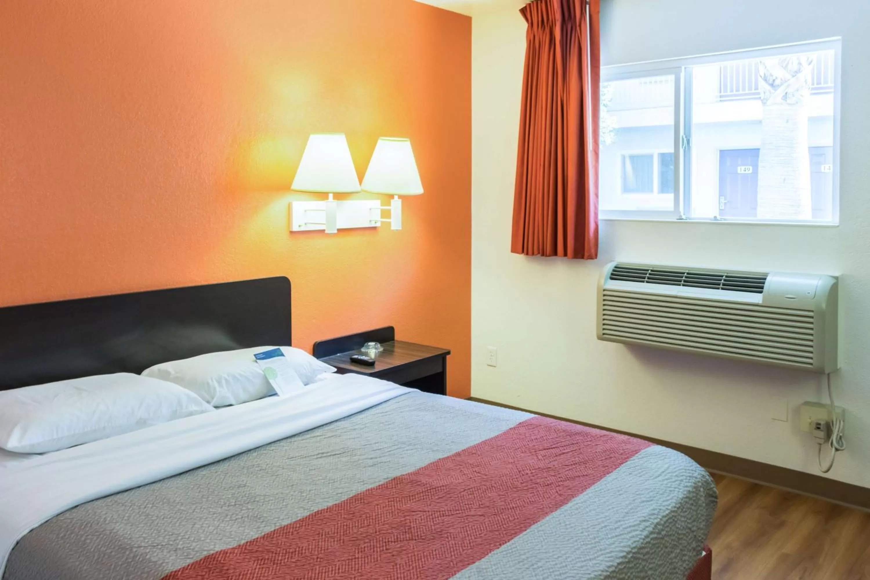 TV and multimedia, Bed in Motel 6-Bakersfield, CA - East