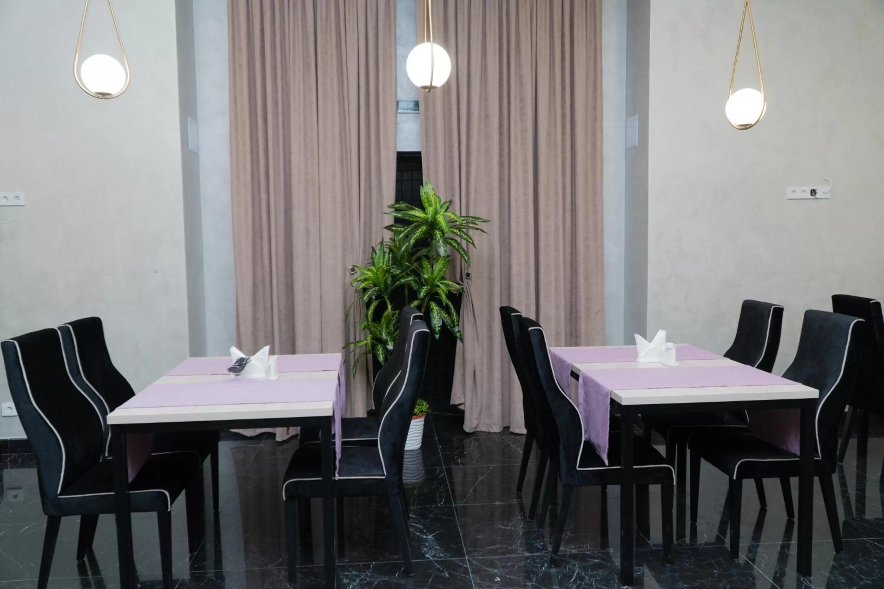 Restaurant/places to eat in East Palace Hotel